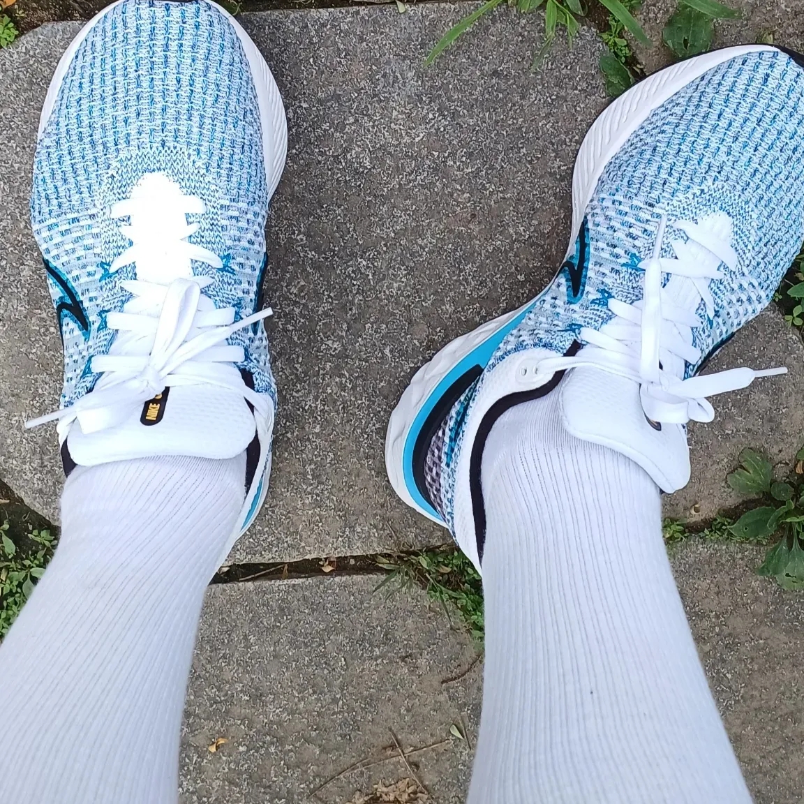 Nike React Infinity Run Flyknit 3 Triple Black, Nike React Infinity Run Flyknit 3 White Blue Orbit 착용 스타일 - 2