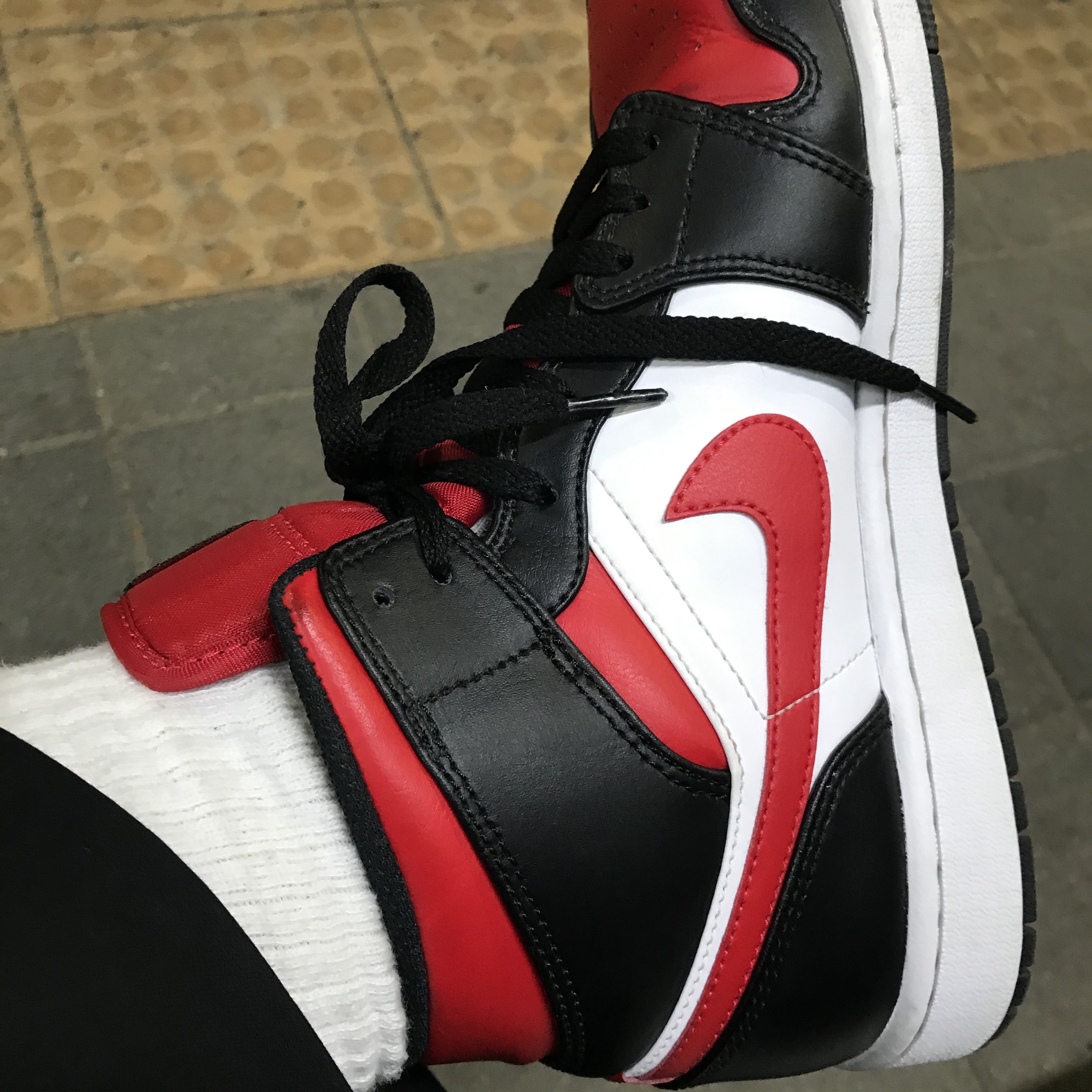 Jordan 1 Mid Black Fire Red 착용 스타일