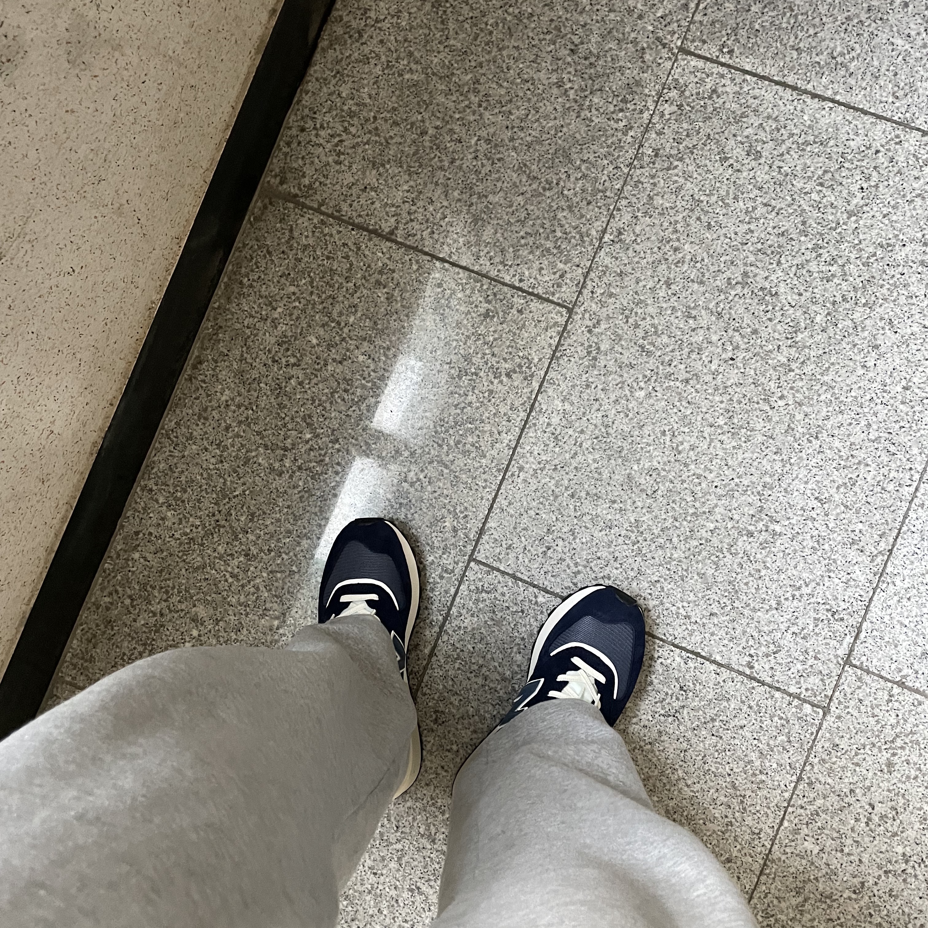 New Balance 574 Legacy Navy 착용 스타일 - 2