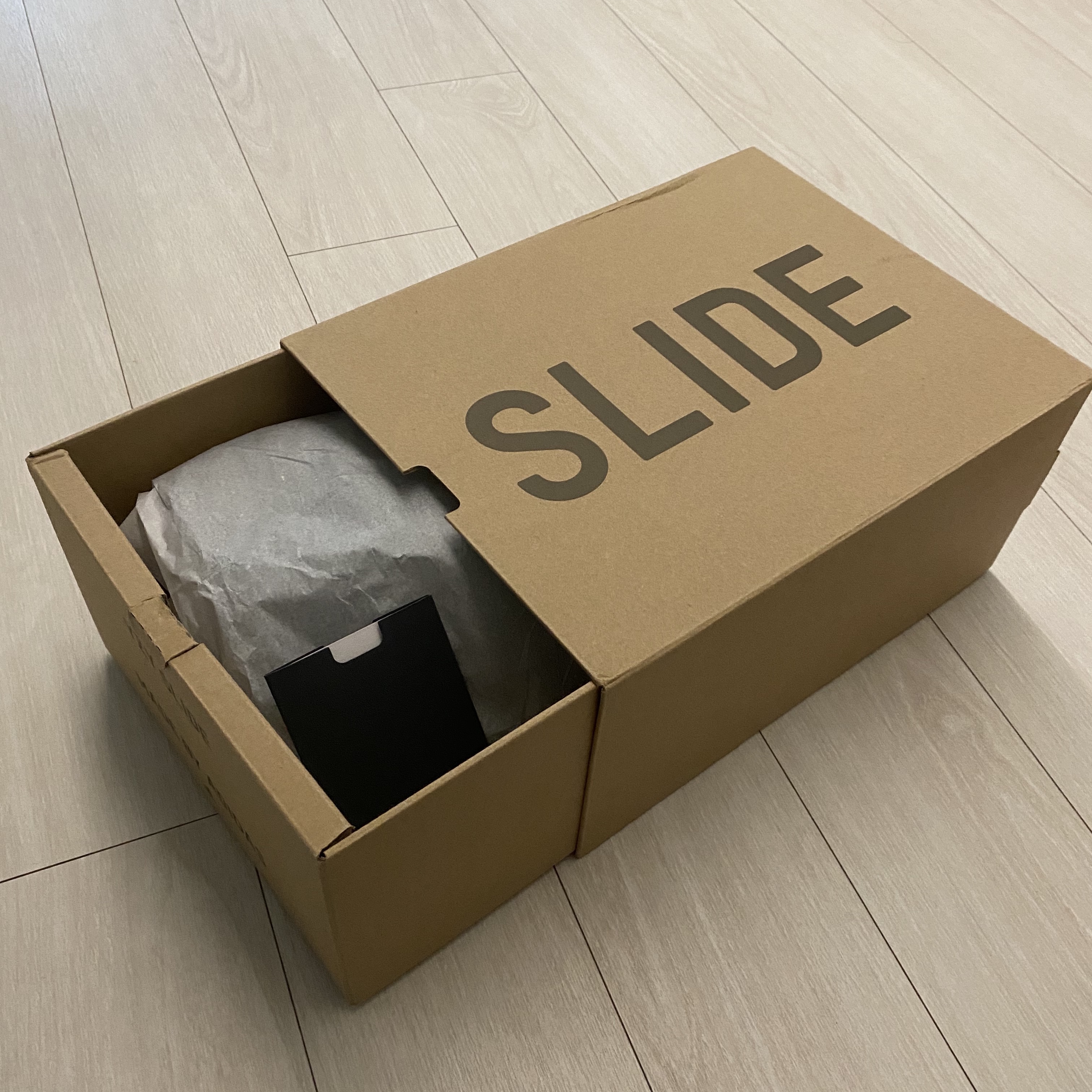 Adidas Yeezy Slide Onyx 착용 스타일 - 2
