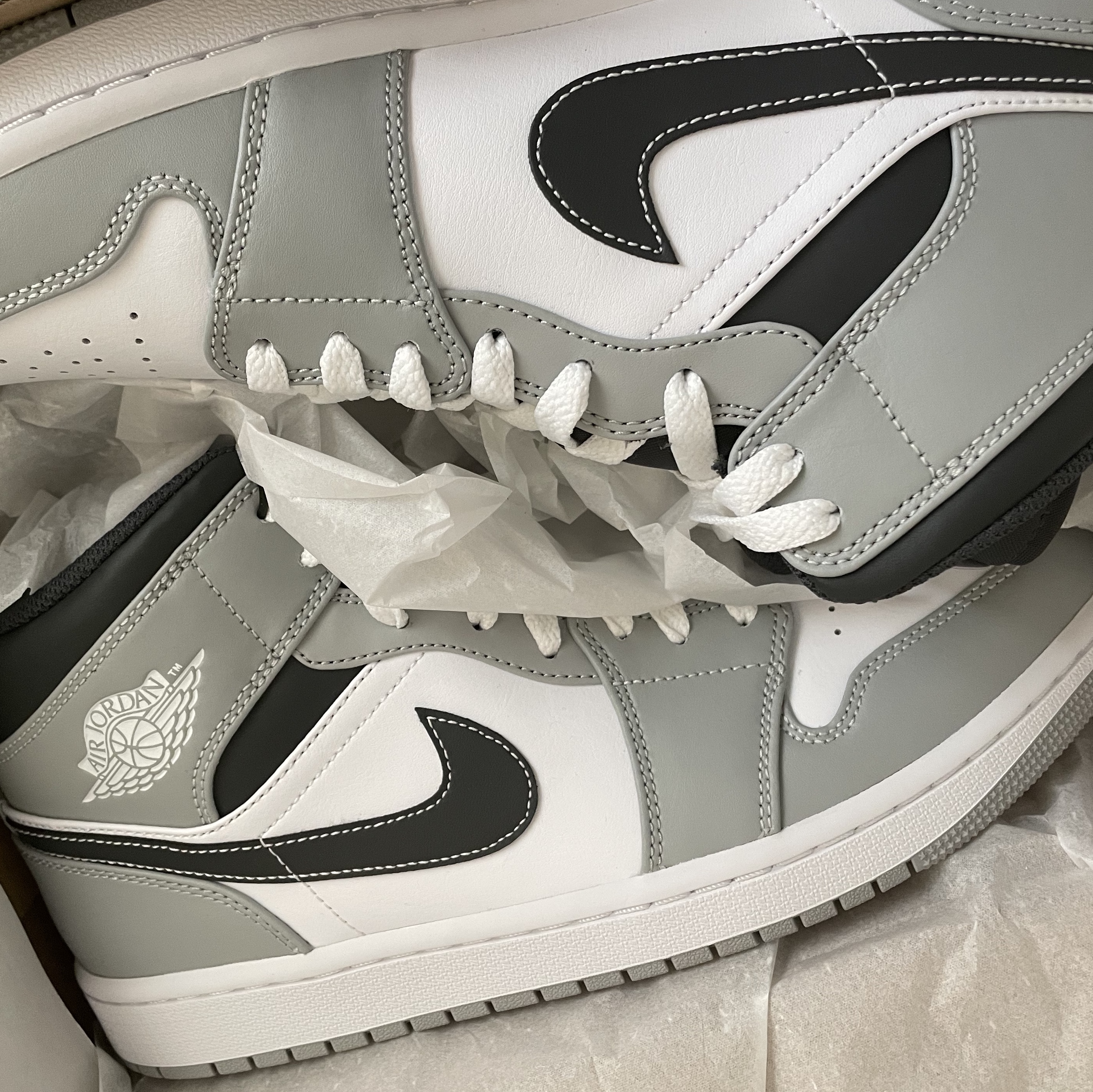 Jordan 1 Mid Light Smoke Grey Anthracite 착용 스타일 - 2