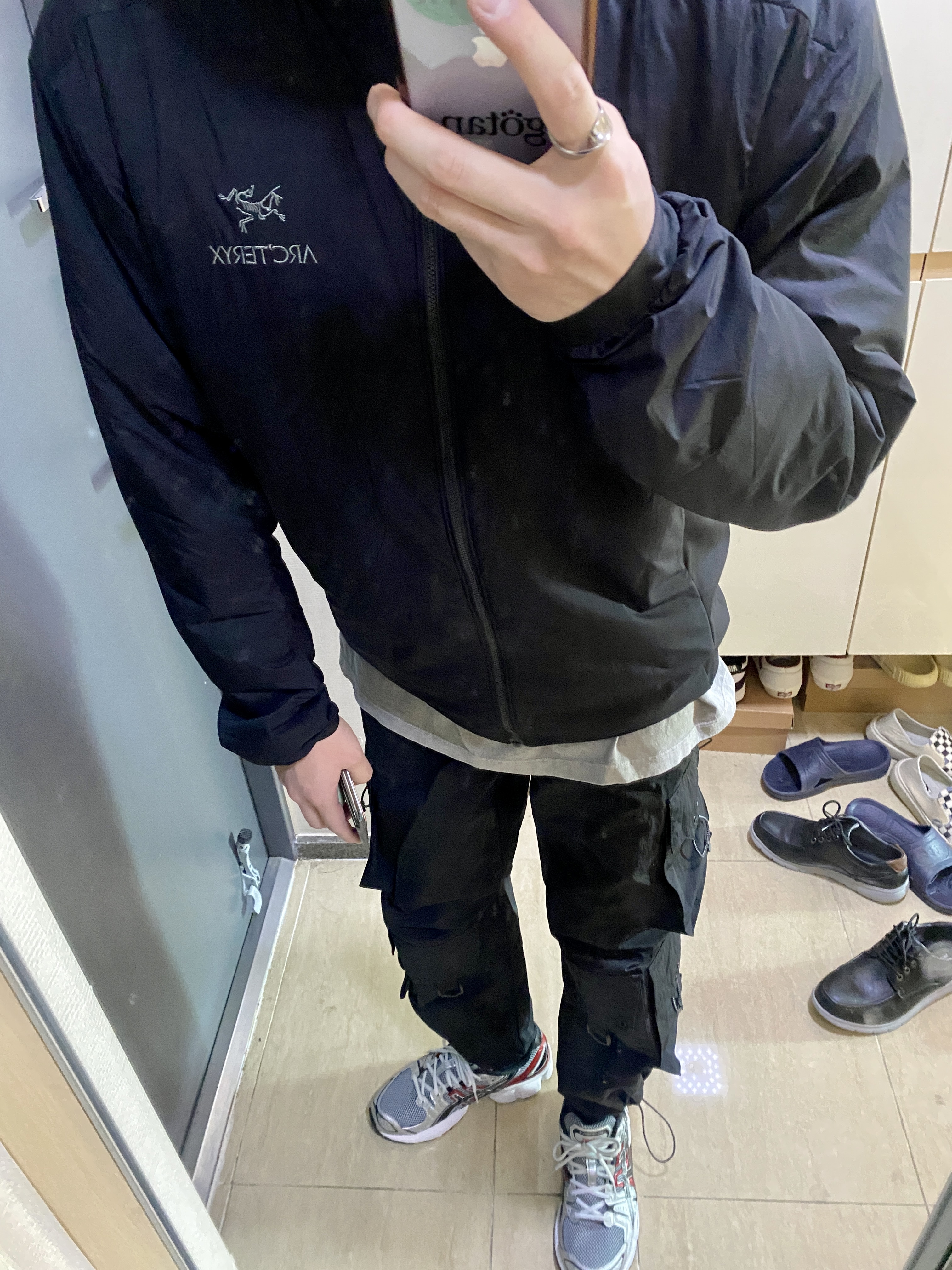 Asics Gel-Nimbus 9 Pure Silver Classic Red, Arc'teryx Atom LT Hoody Black 착용 스타일