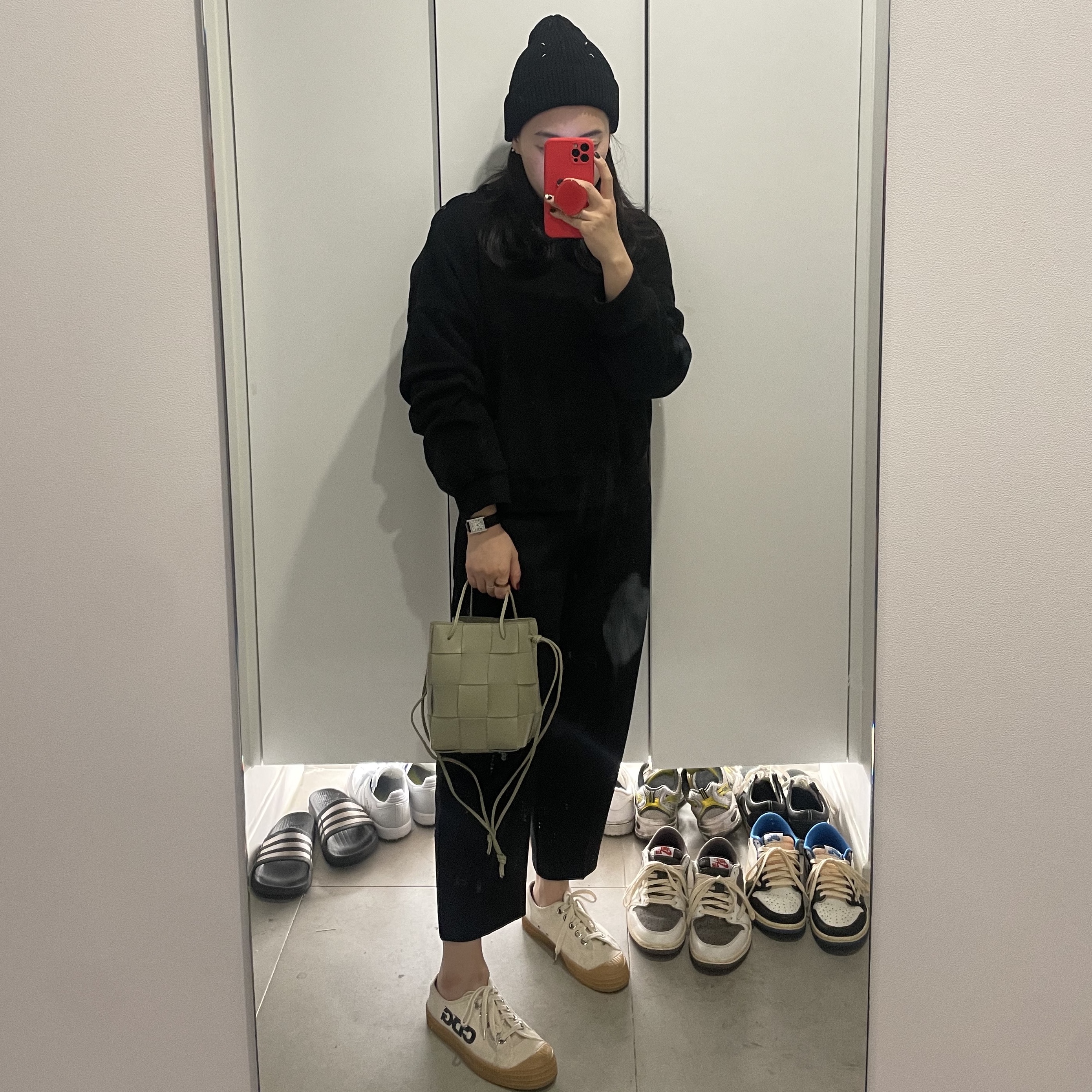 Maison Margiela Four Stitches Beanie Black, Cartier Tank Must Watch Small Quartz Steel Calfskin Black 착용 스타일