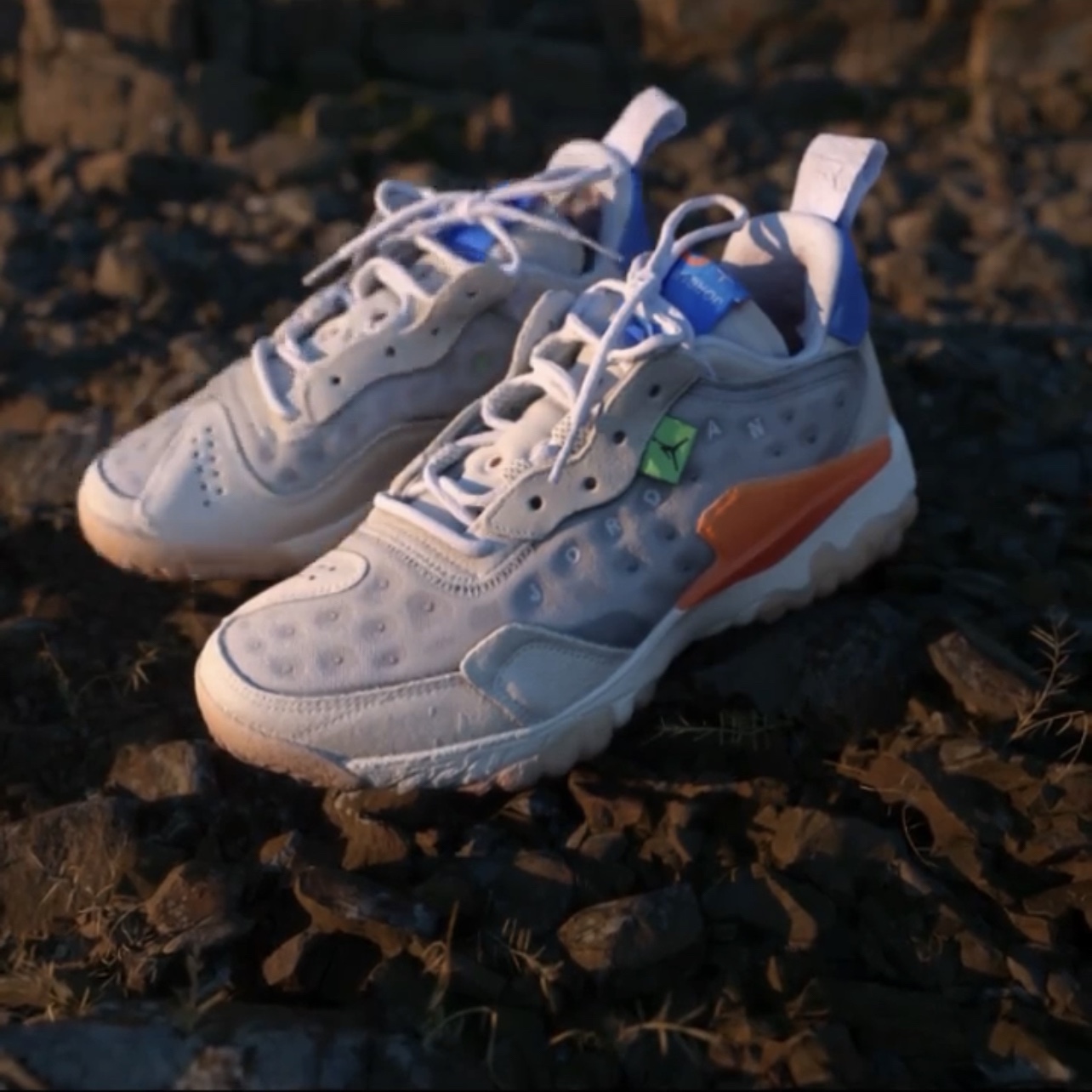 Jordan Delta 2 Light Smoke Grey Total Orange 착용 스타일 - 1