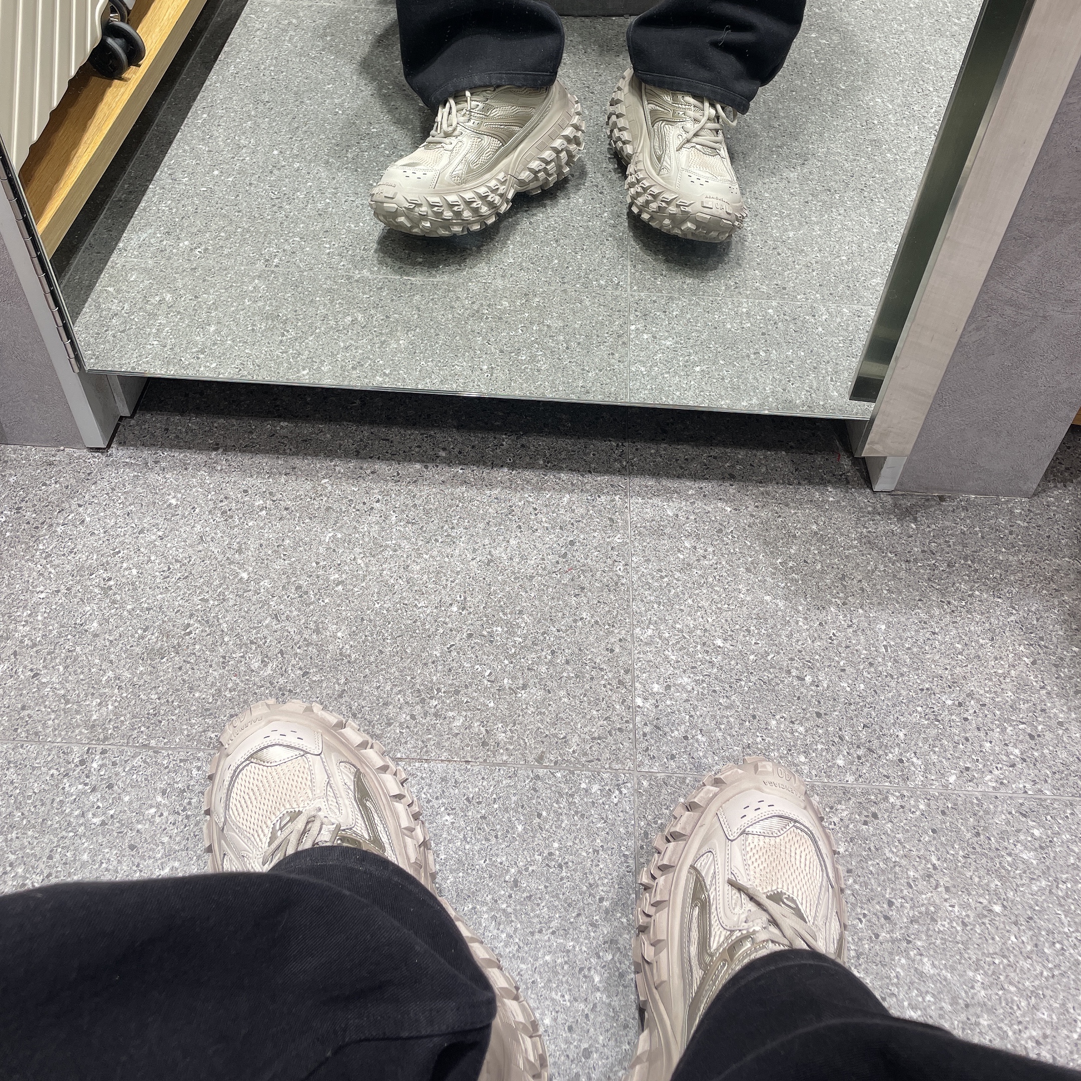 Balenciaga Defender Sneakers Beige 착용 스타일 - 1
