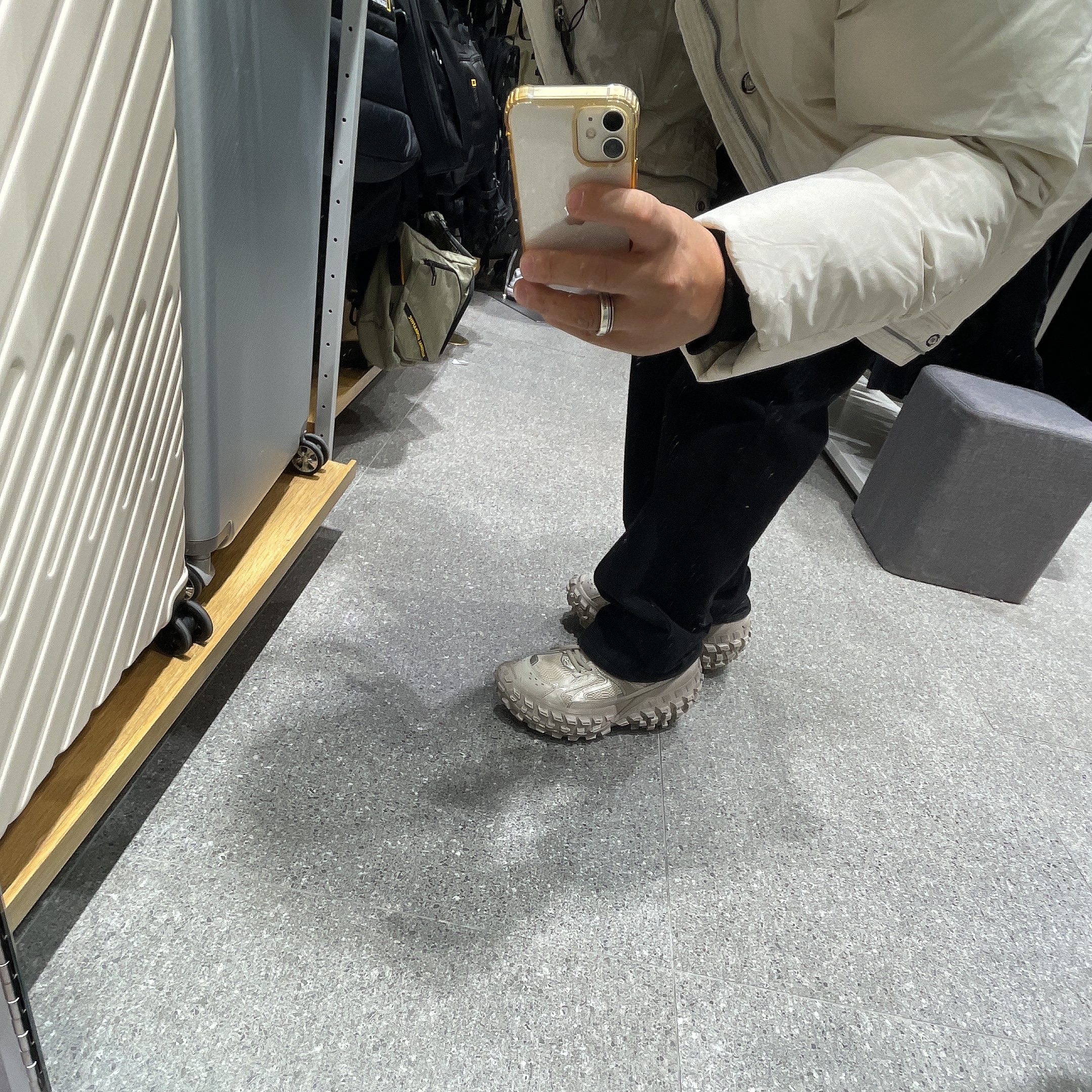 Balenciaga Defender Sneakers Beige 착용 스타일 - 3