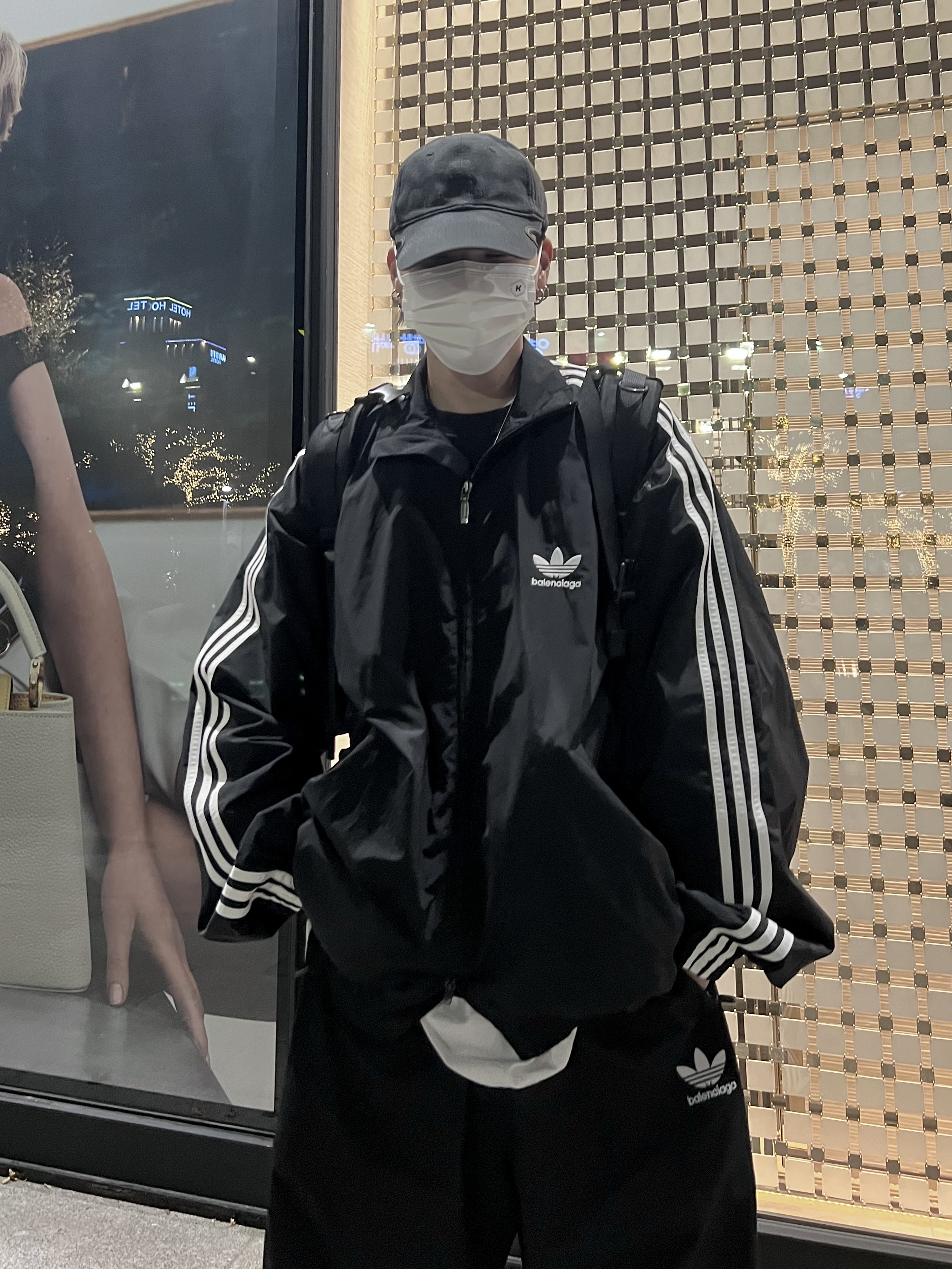 Balenciaga x Adidas Performance Poplin Tracksuit Jacket Black, Balenciaga x Adidas Tracksuit Trousers Black 착용 스타일 - 3