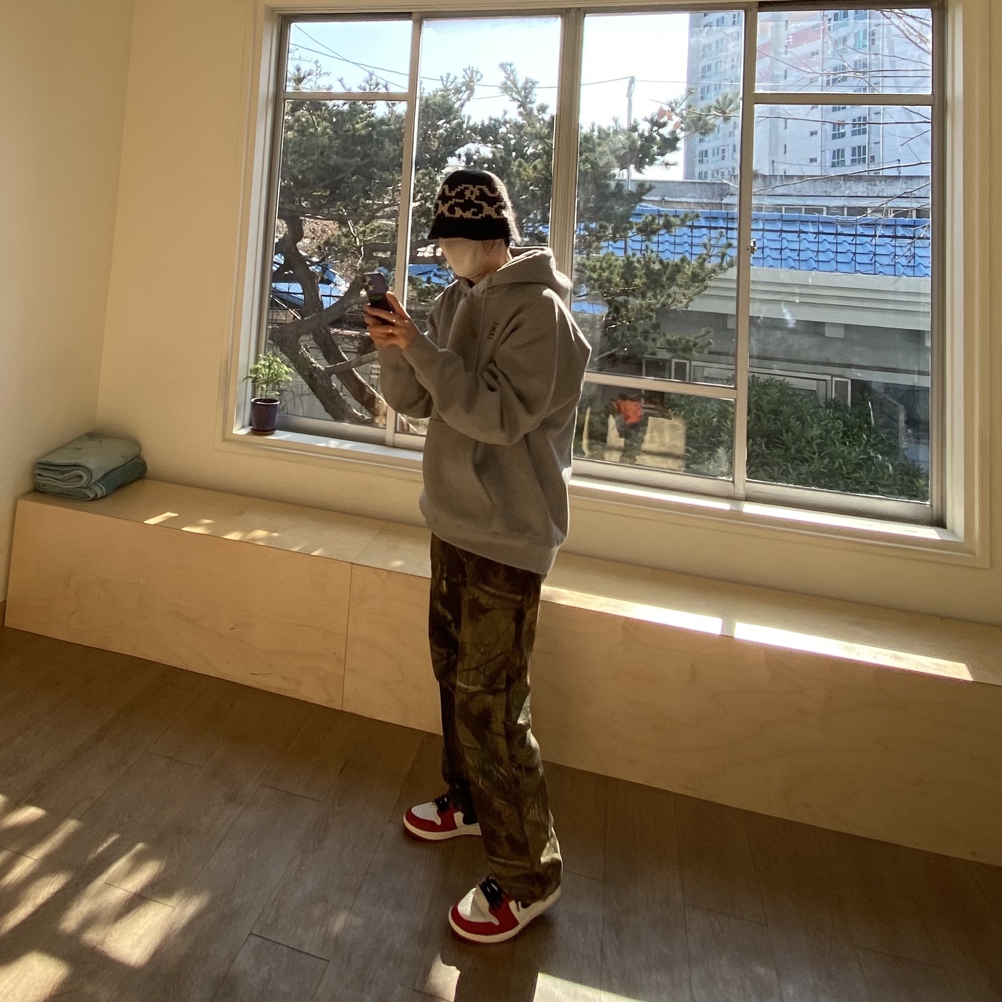 Stussy x Our Legacy Formal Cut Realtree Forest Camo, Jordan 1 Retro High OG Chicago 2022 착용 스타일