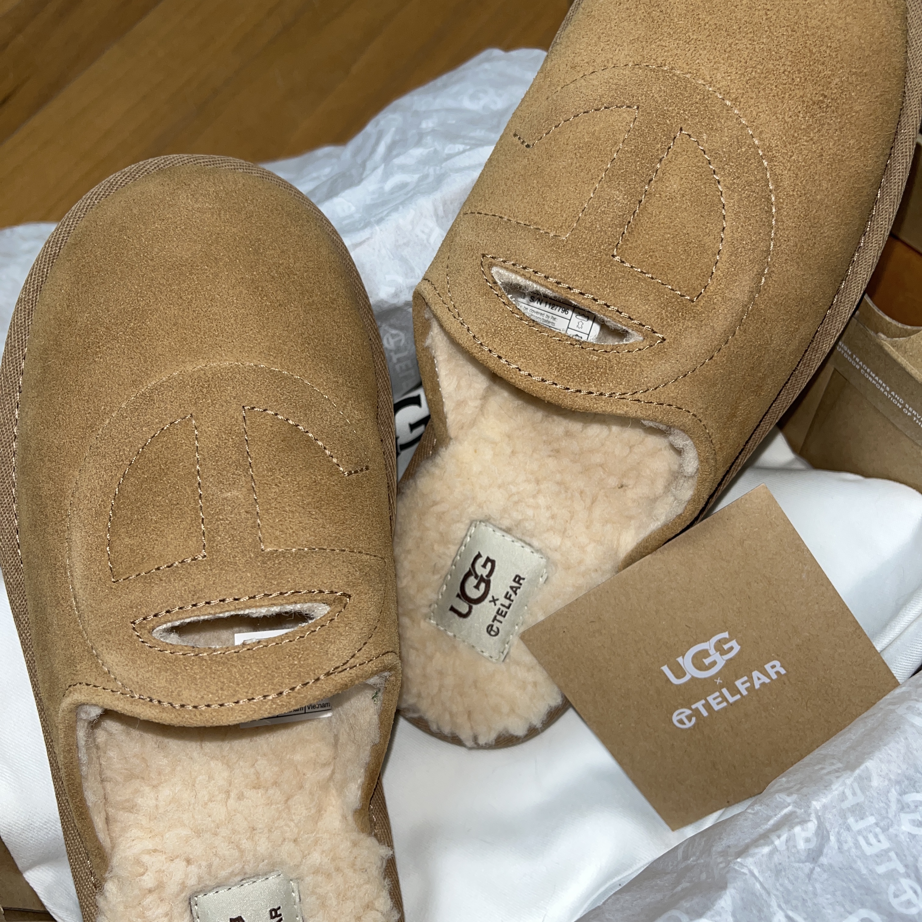 UGG x Telfar Slip On Chestnut 착용 스타일 - 2