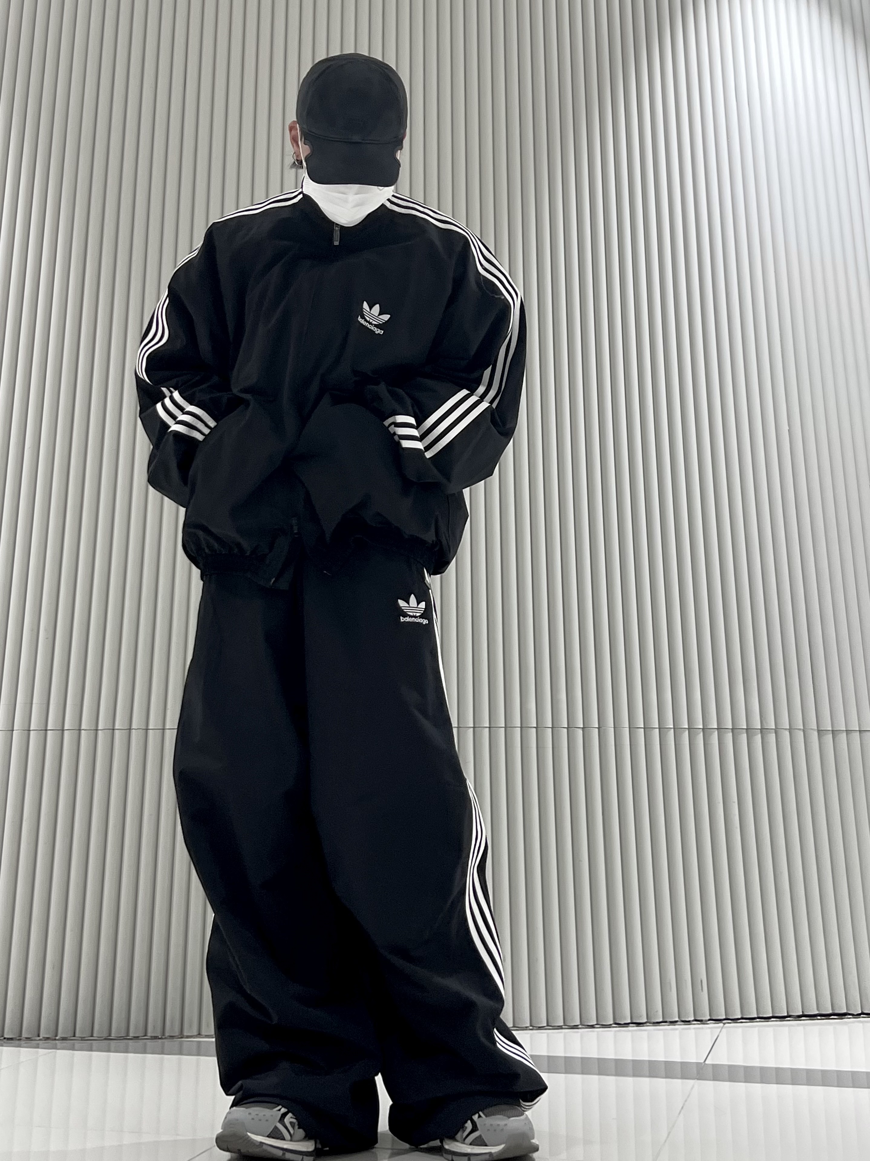 Balenciaga x Adidas Performance Poplin Tracksuit Jacket Black, Balenciaga x Adidas Tracksuit Trousers Black 착용 스타일 - 2