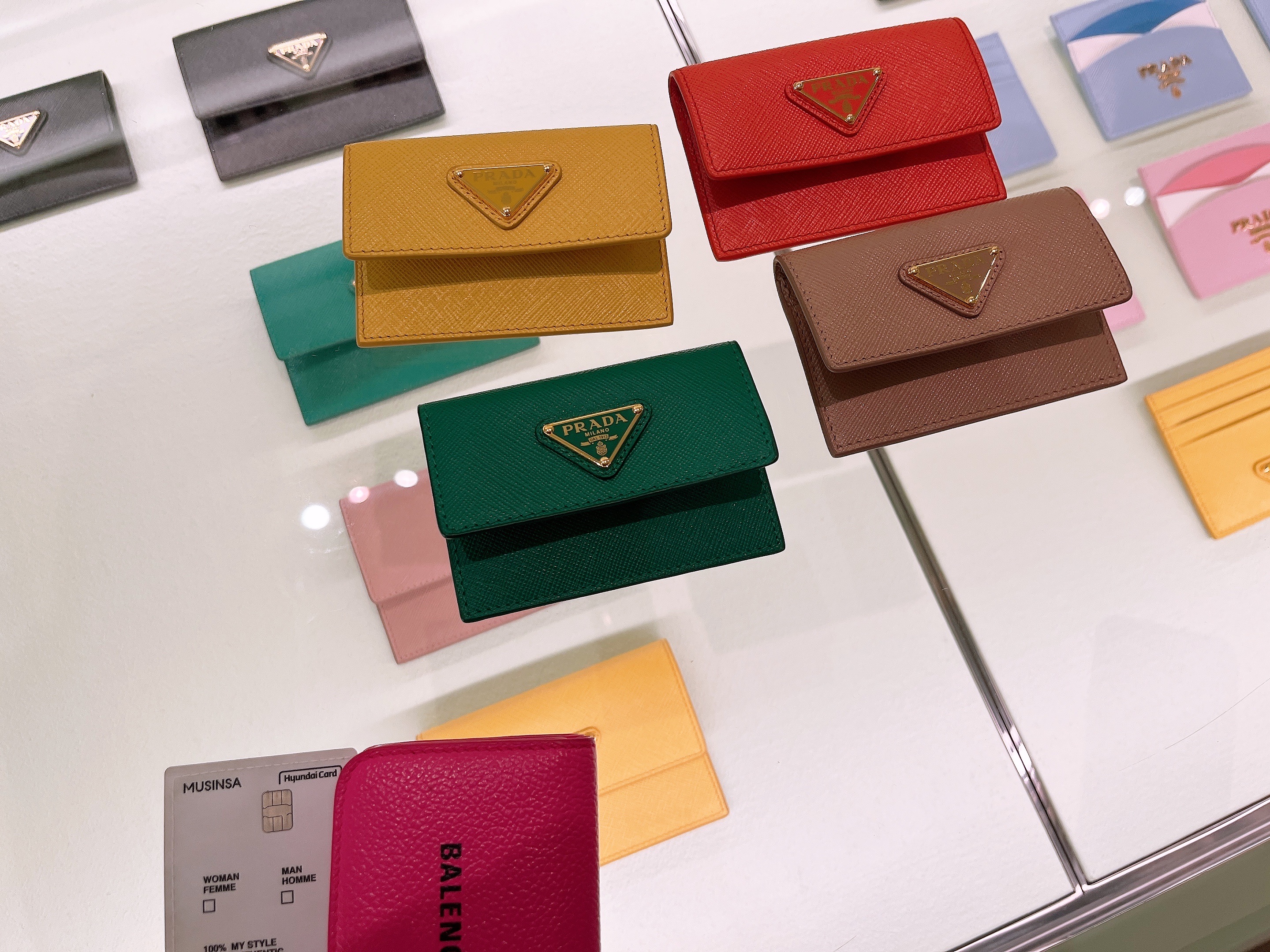 Prada Saffiano Leather Card Holder Black, Balenciaga Cash Mini Wallet Black 착용 스타일 - 1