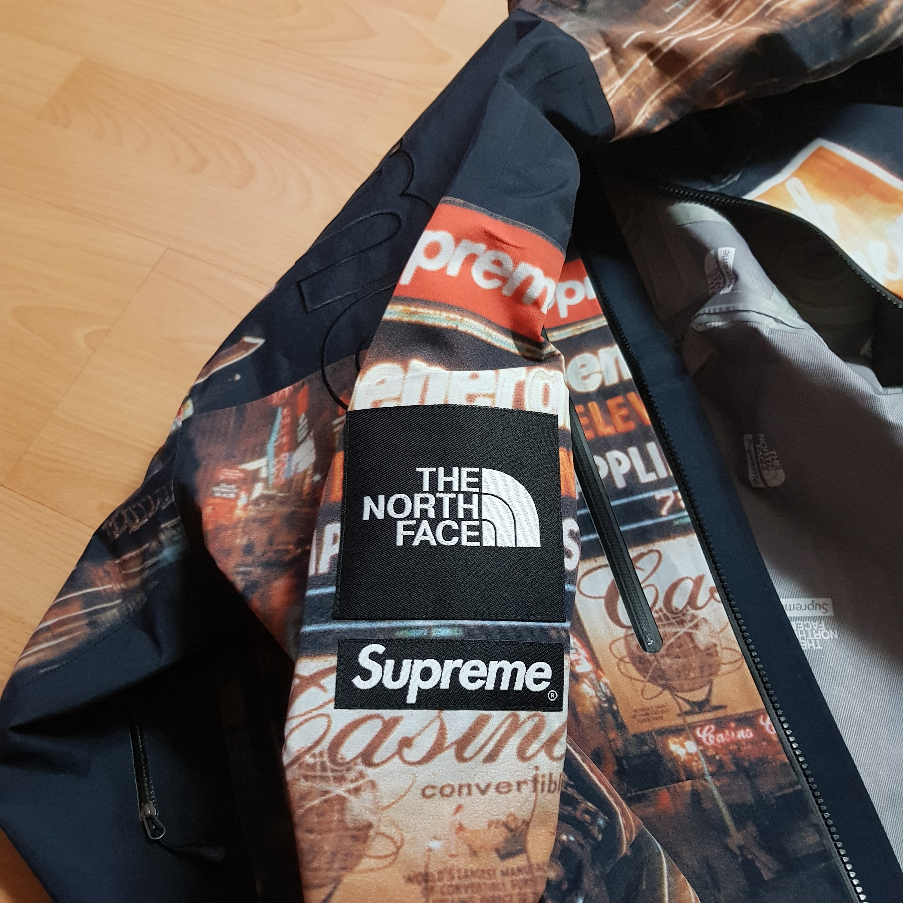 Supreme x The North Face Taped Seam Shell Jacket Times Square - 22FW, Arc'teryx Beta LT Jacket Black 착용 스타일 - 1