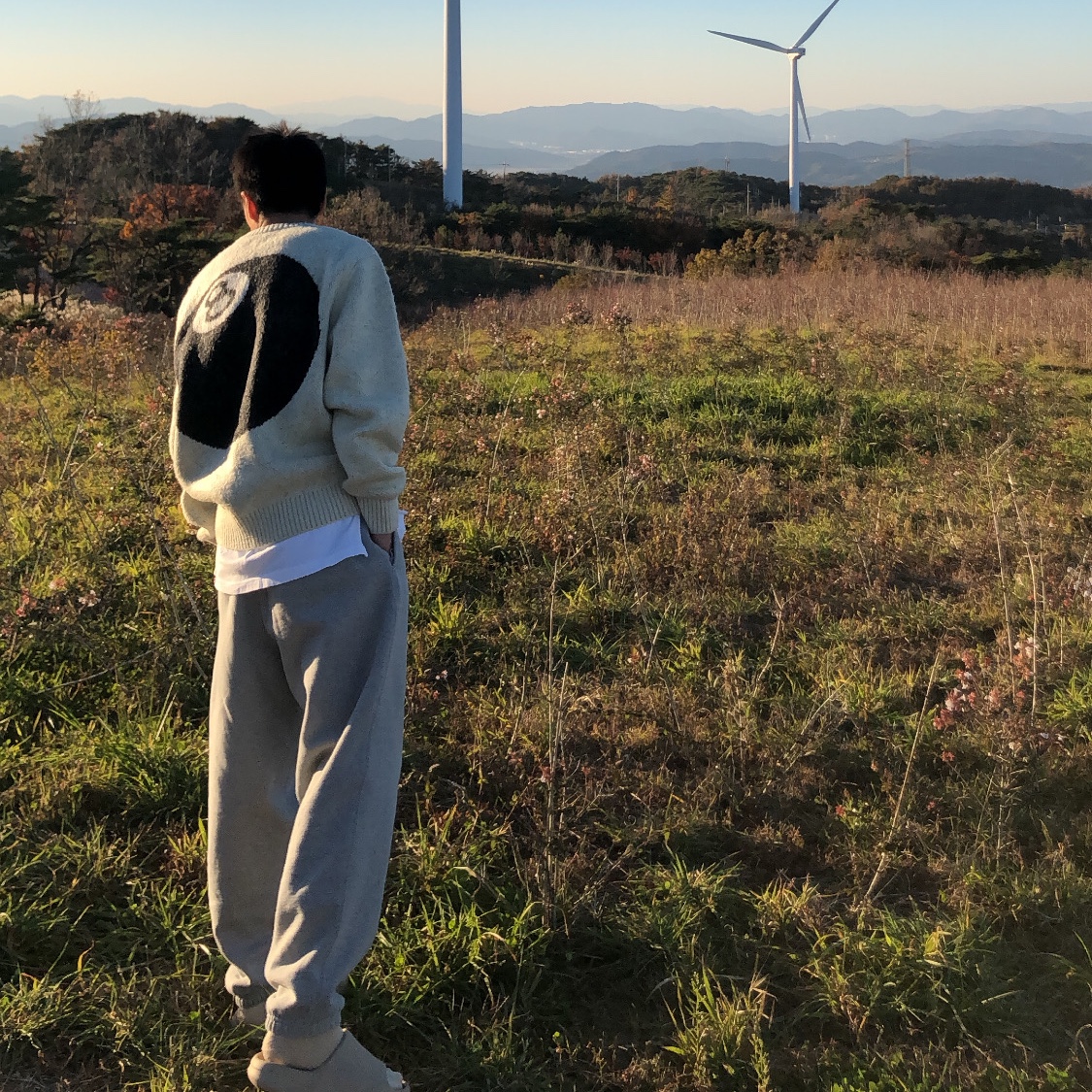 Stussy 8 Ball Heavy Brushed Mohair Sweater Cream, Nike x Stussy NRG RA Fleece Pants Dark Grey Heather (DJ9490-063) 착용 스타일