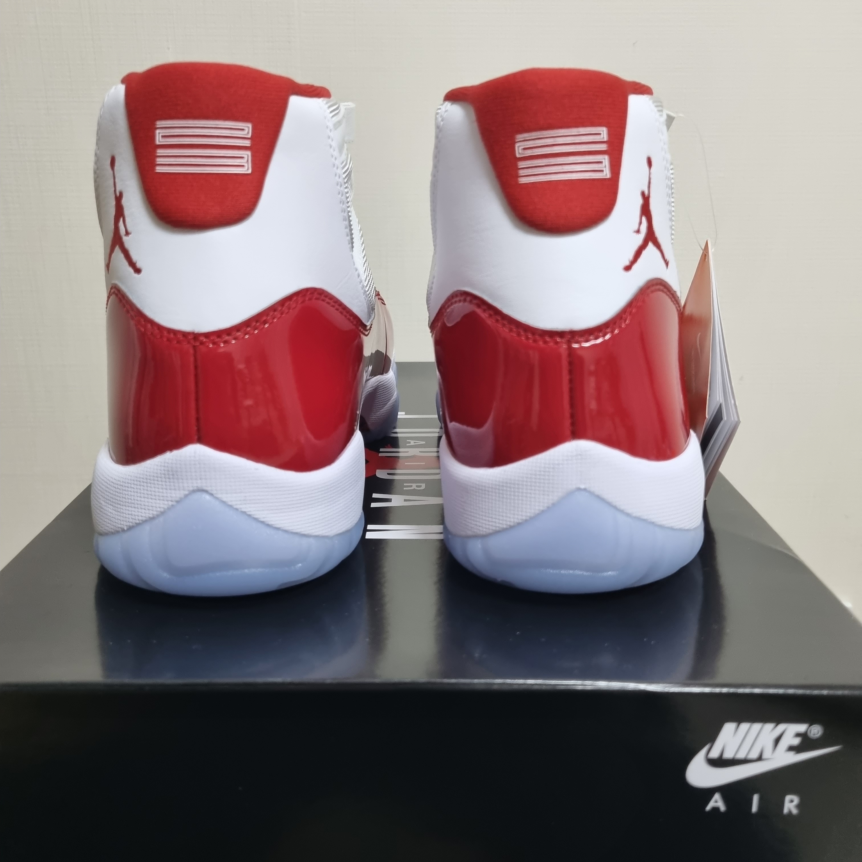 Jordan 11 Retro Varsity Red 착용 스타일 - 4