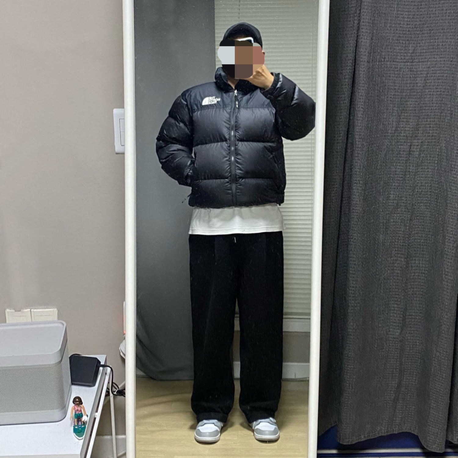 The North Face 1996 Eco Nuptse Jacket Black, Jordan 1 Mid Light Smoke Grey 착용 스타일