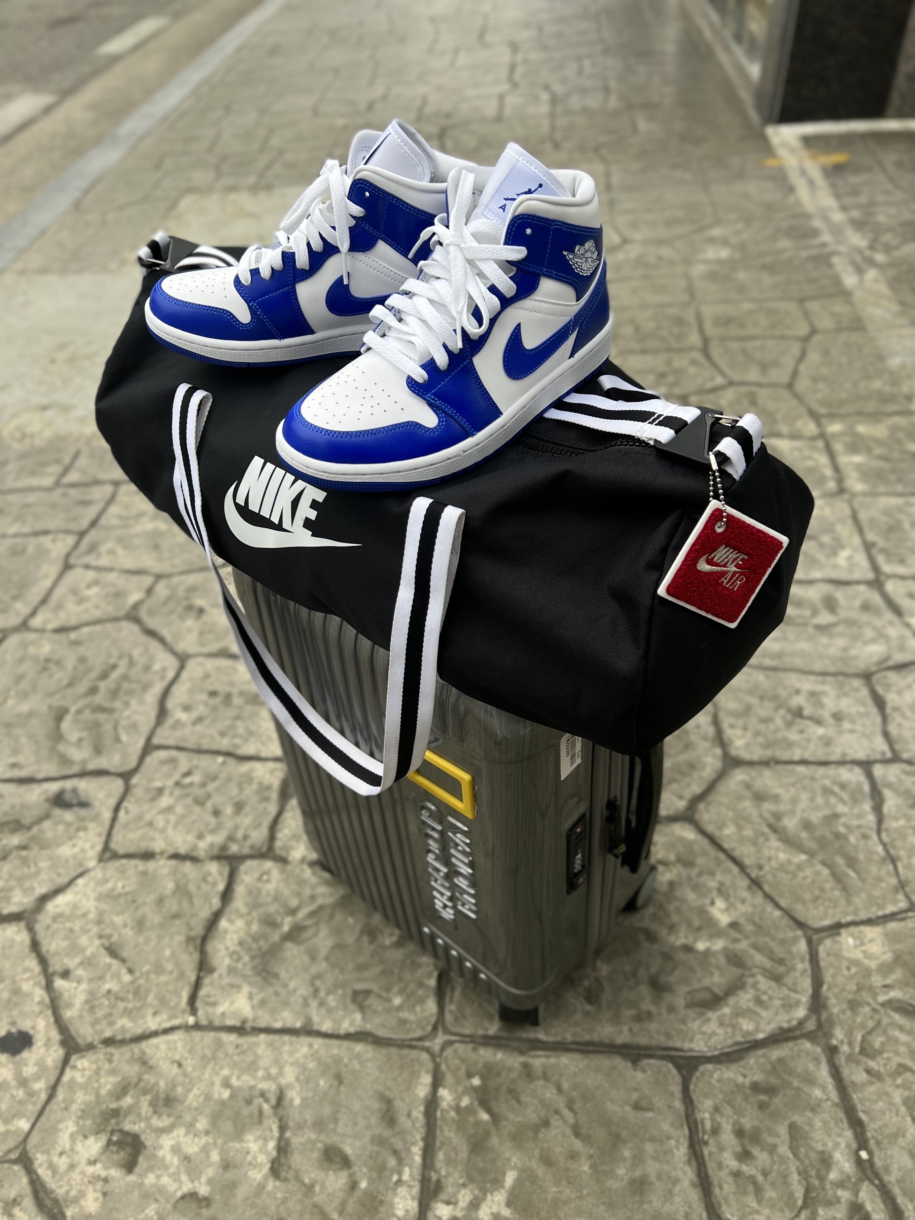 (W) Jordan 1 Mid White Hyper Royal 착용 스타일 - 1