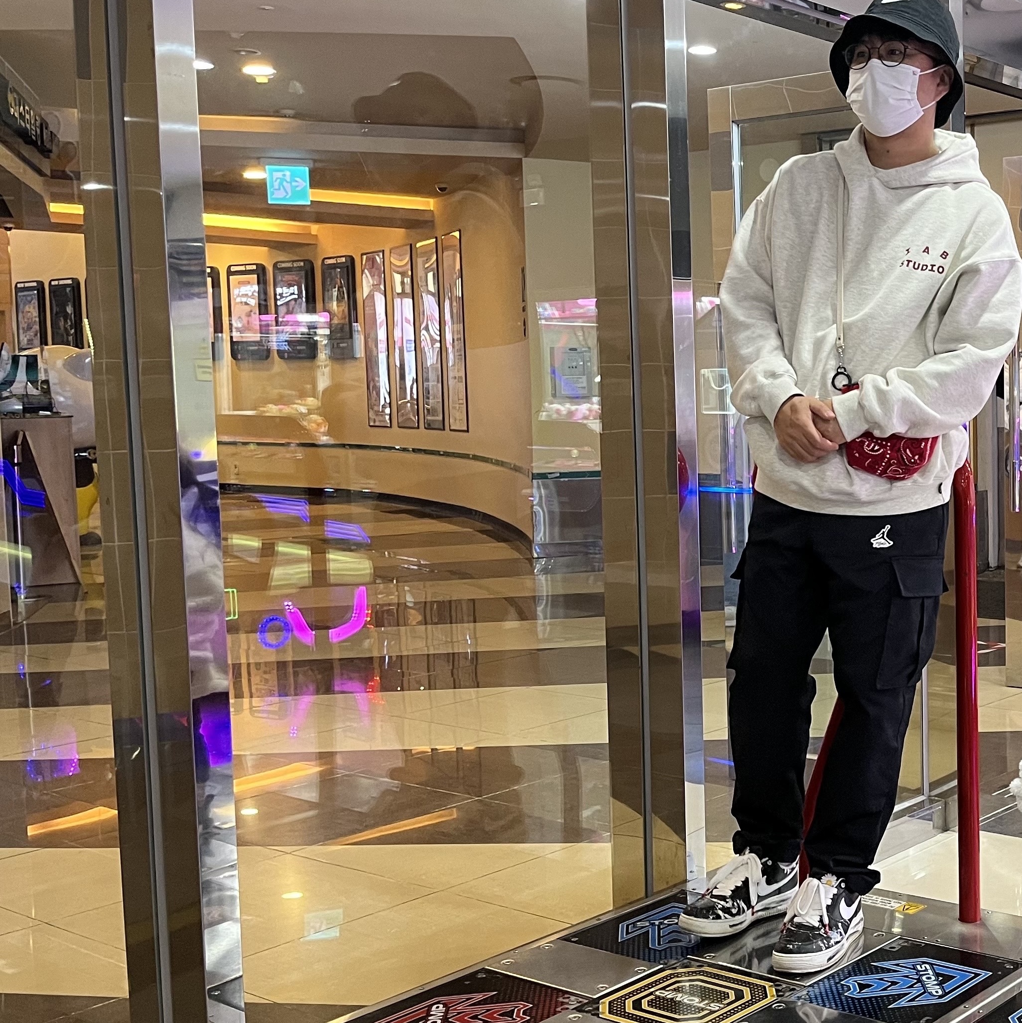 Nike Futura Washed Bucket Hat Black, IAB Studio Hoodie Oatmeal Burgundy 착용 스타일