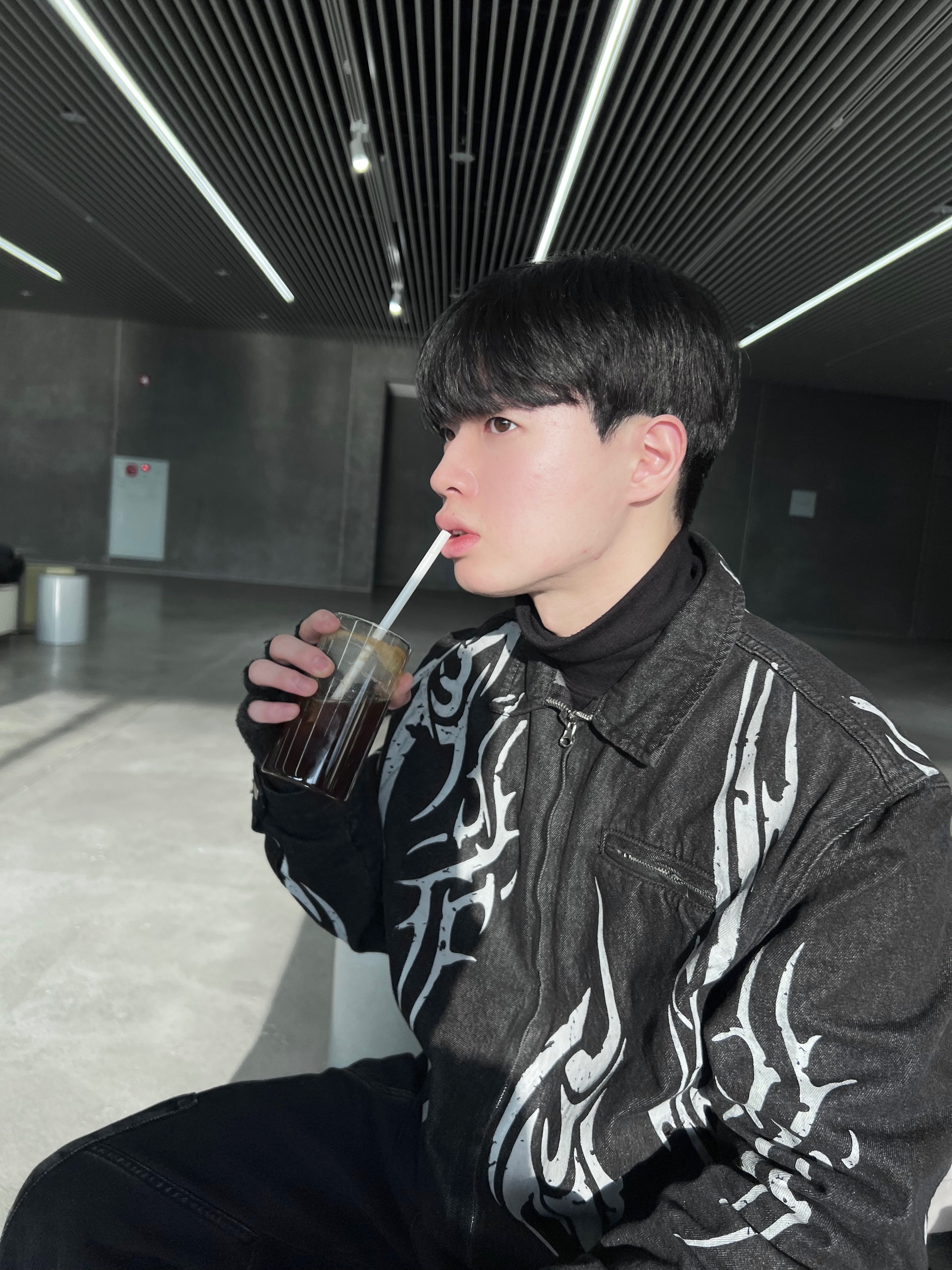Yeezy Gap Engineered By Balenciaga Flame Cap Black, Nike x Matthew M Williams Zoom 004 Triple Black 착용 스타일 - 2