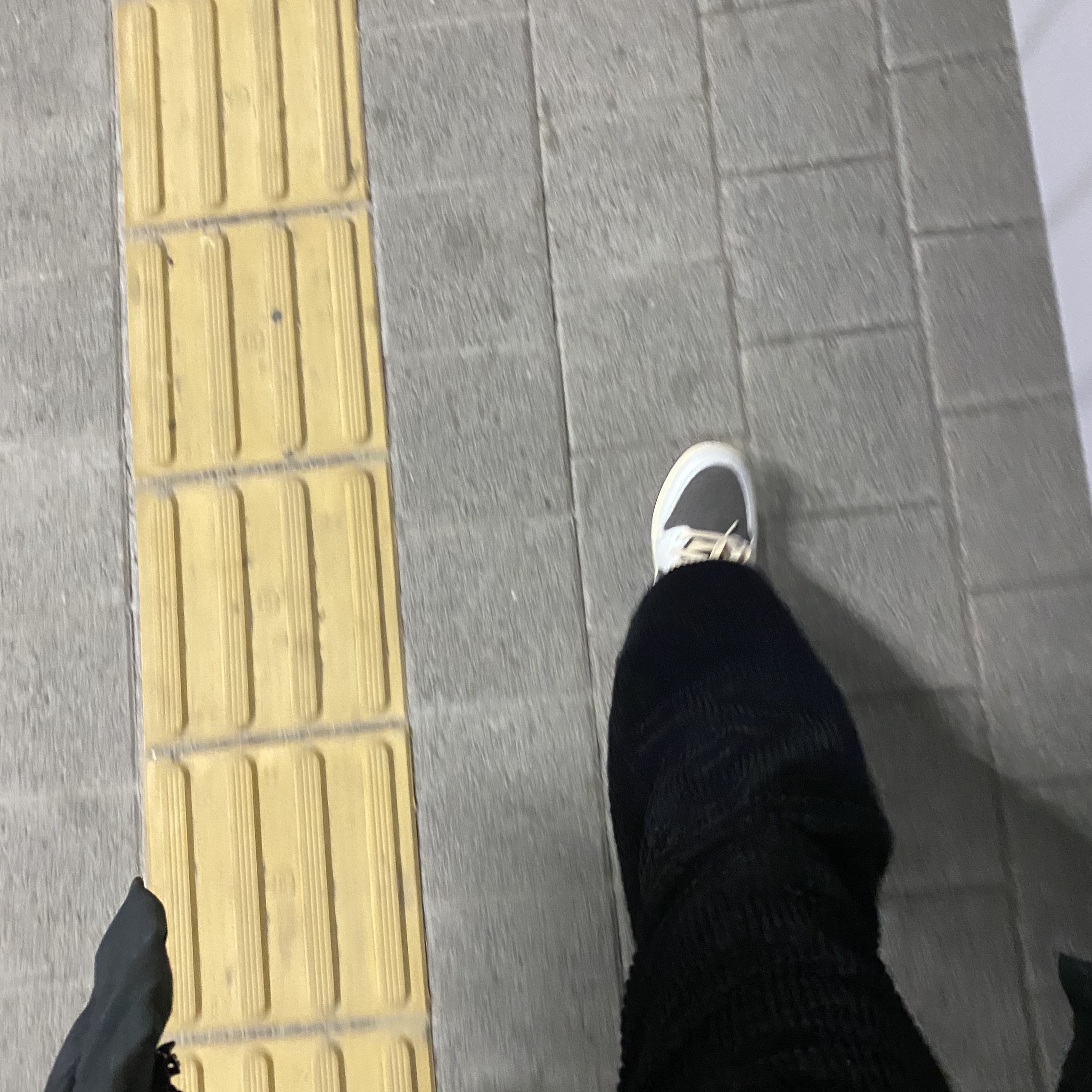 Jordan 1 x Travis Scott Retro Low OG SP Sail and Ridgerock 착용 스타일 - 2