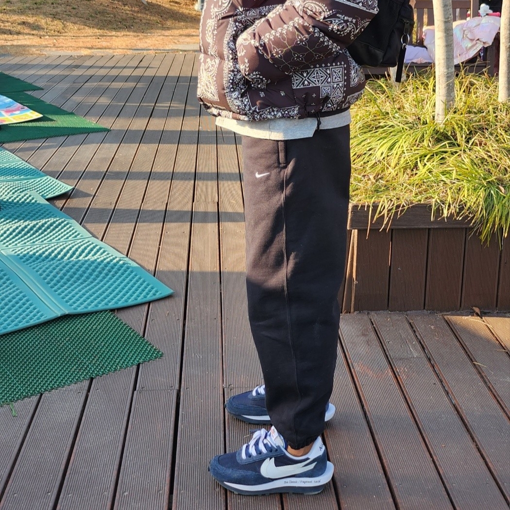 Nike NRG Solo Swoosh Fleece Pants Black White - Asia, Nike NRG Solo Swoosh Crew Fleece Black White - Asia 착용 스타일 - 2