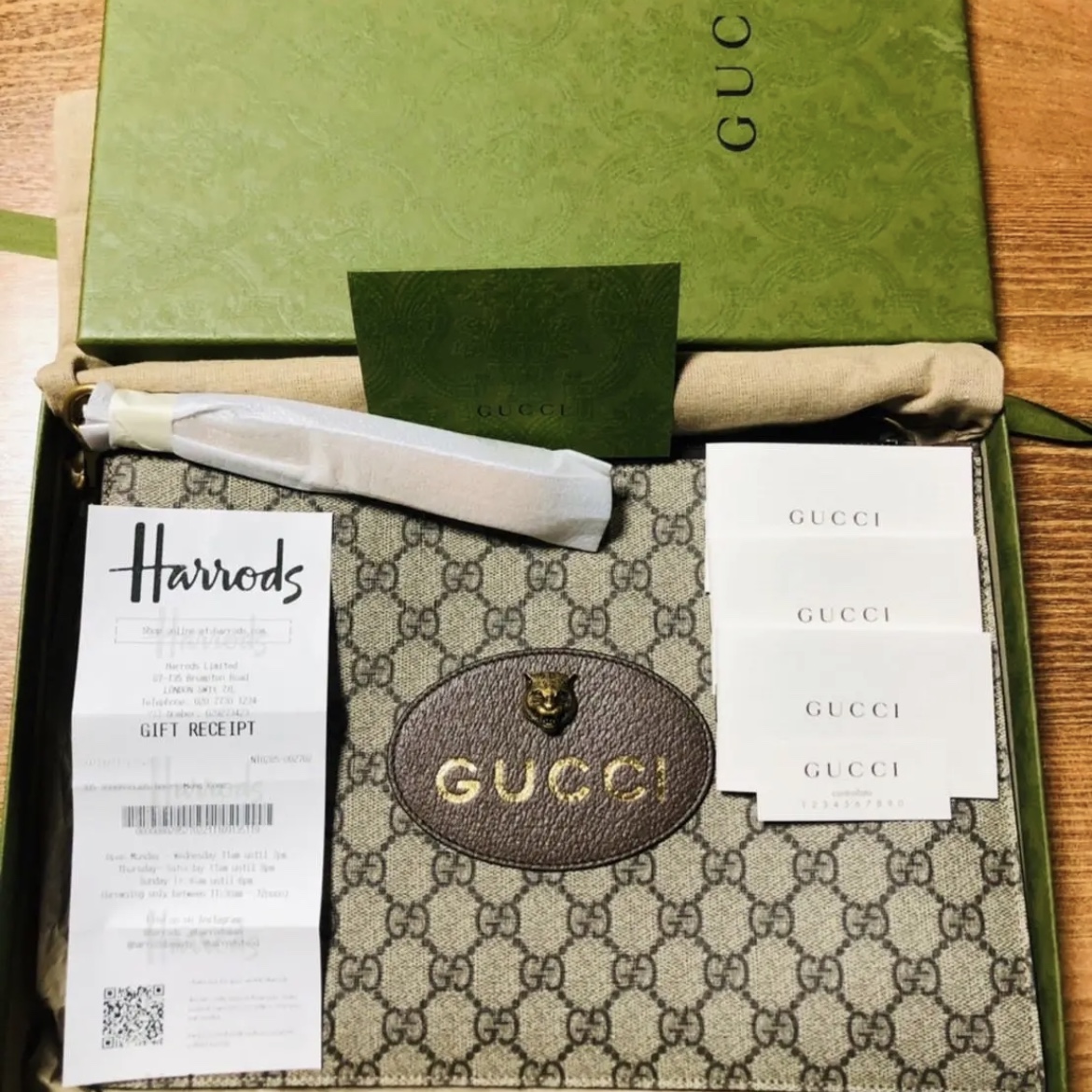 Gucci Neo Vintage GG Supreme Pouch Beige Ebony 착용 스타일