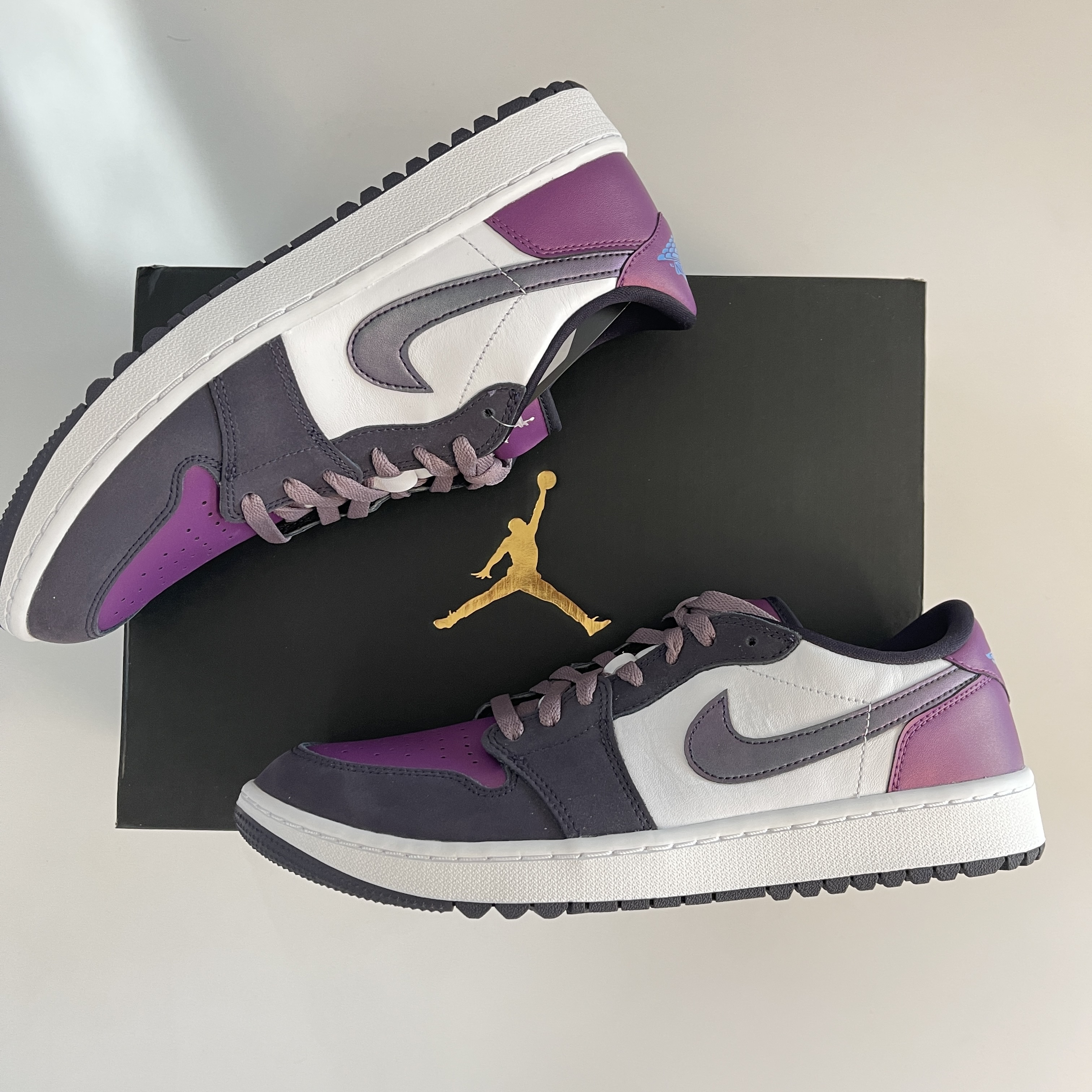 Jordan 1 Low Golf Cave Purple and Viotech 착용 스타일 - 1