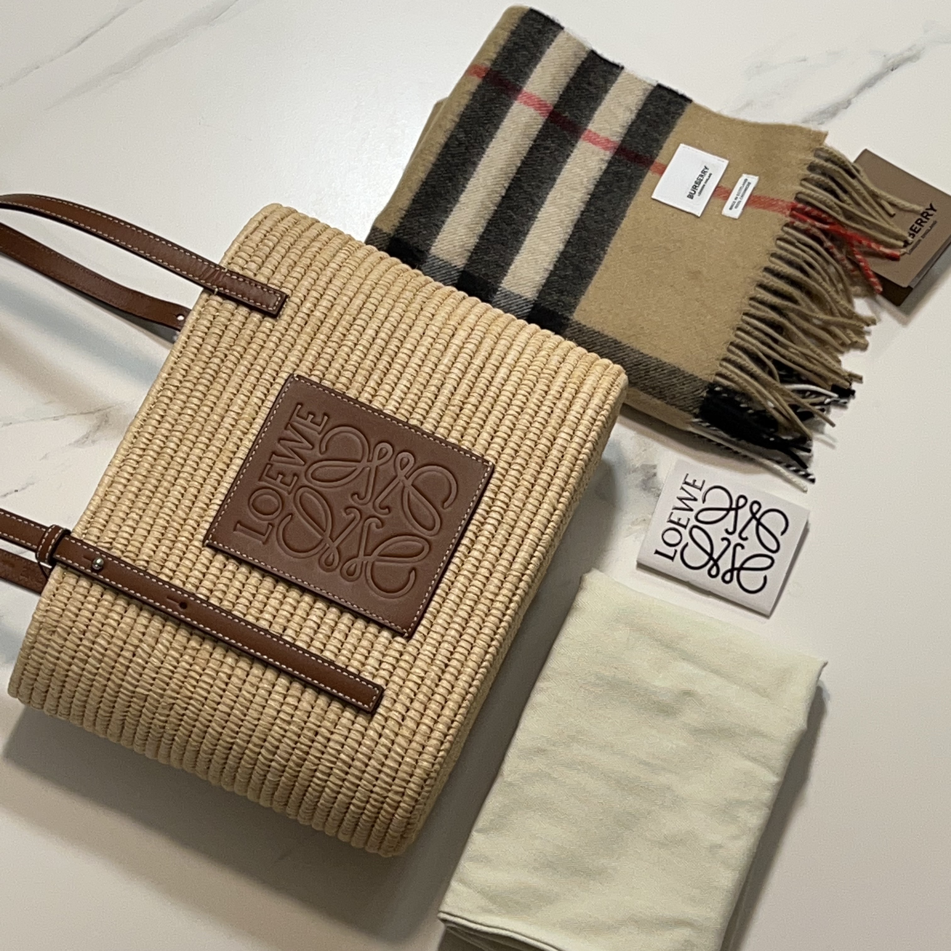 Loewe Small Square Basket Bag in Raffia and Calfskin Natural Pecan, Burberry Classic Check Cashmere Muffler Archive Beige 착용 스타일 - 1