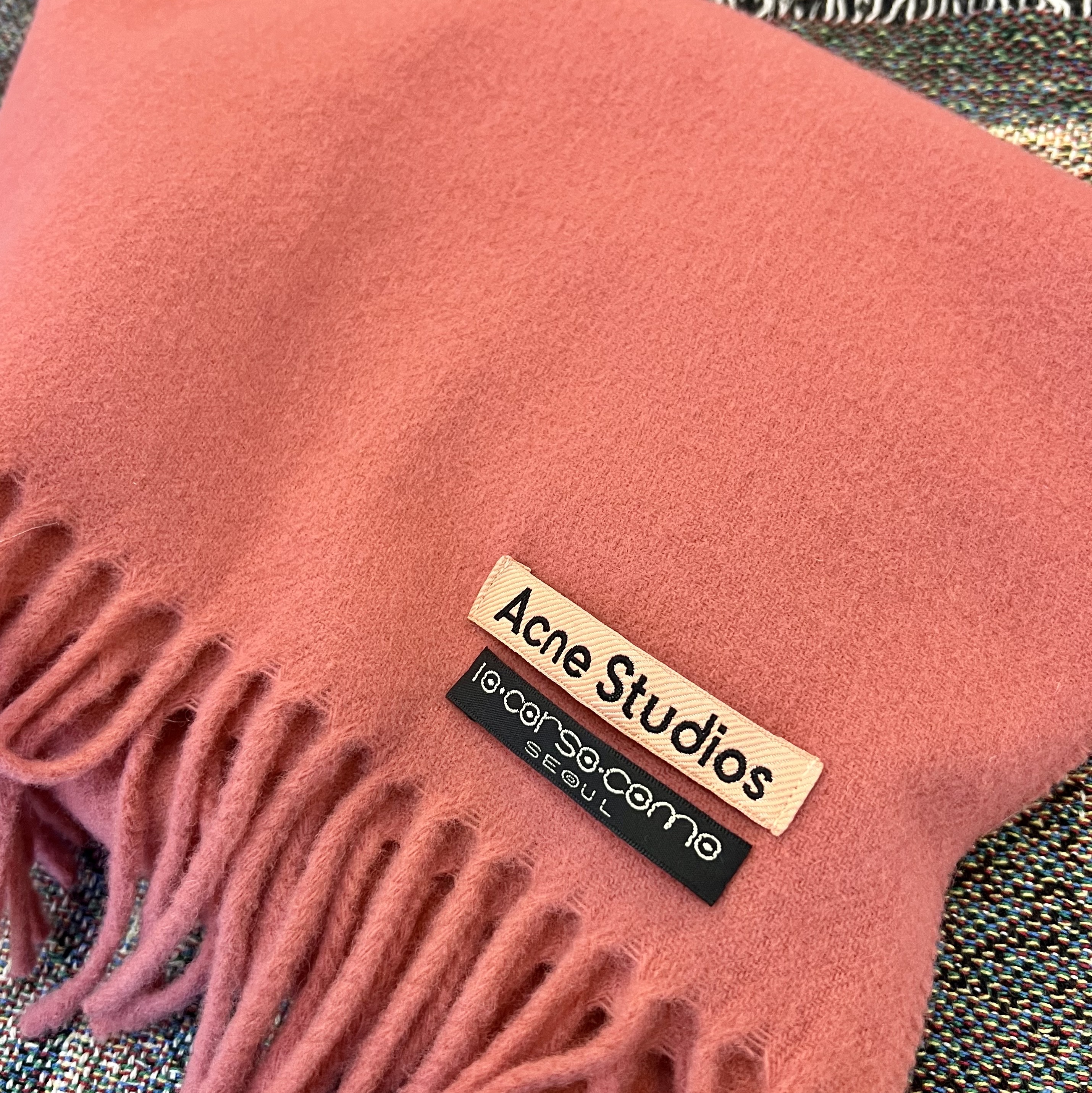 Acne Studios Wool Fringe Muffler Mineral Red 착용 스타일