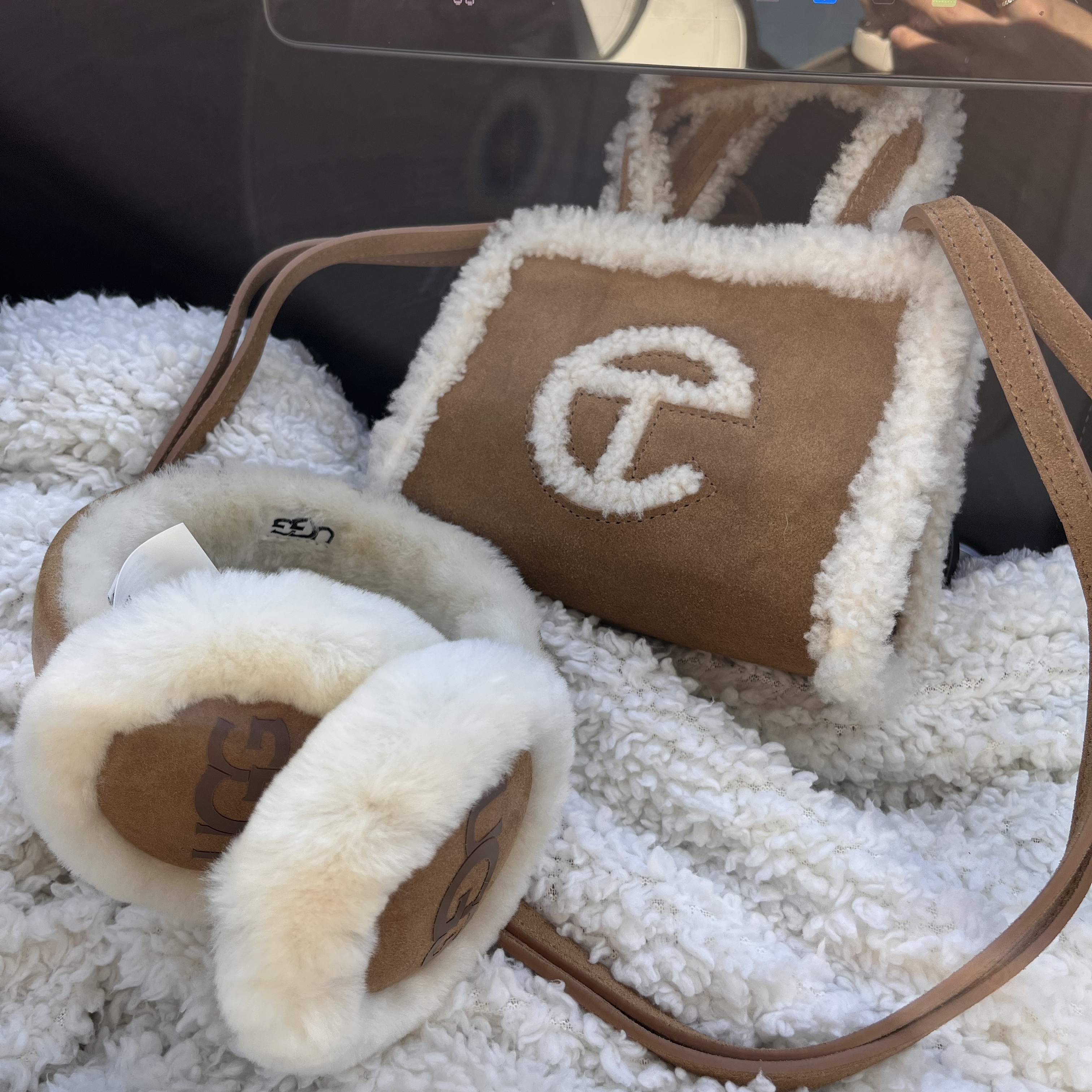 Telfar x UGG Small Shopping Bag Chestnut 착용 스타일 - 2
