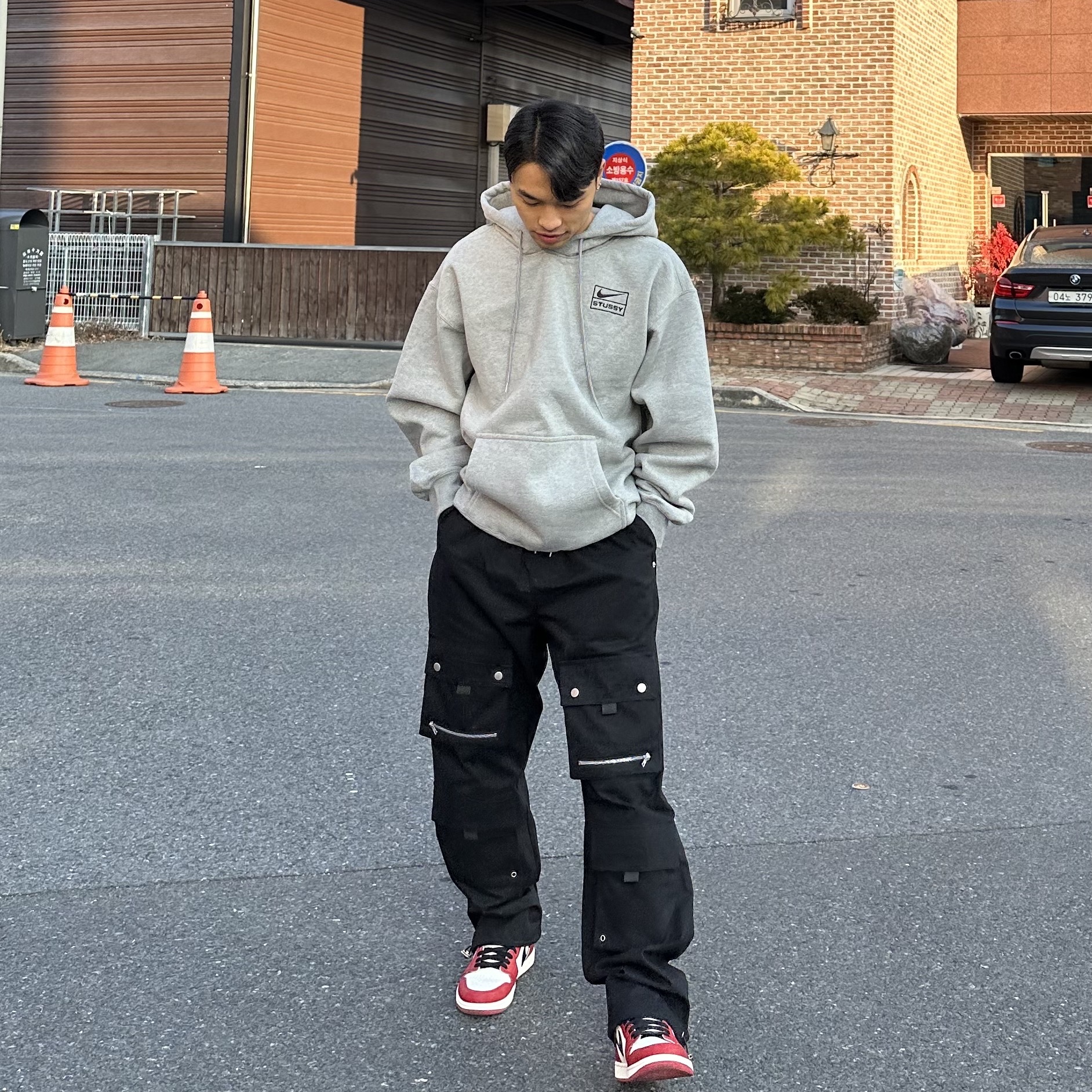 Jordan 1 Retro High OG Chicago 2022, Nike x Stussy NRG RA Pullover Hoodie Dark Grey Heather (DJ9488-063) 착용 스타일 - 1