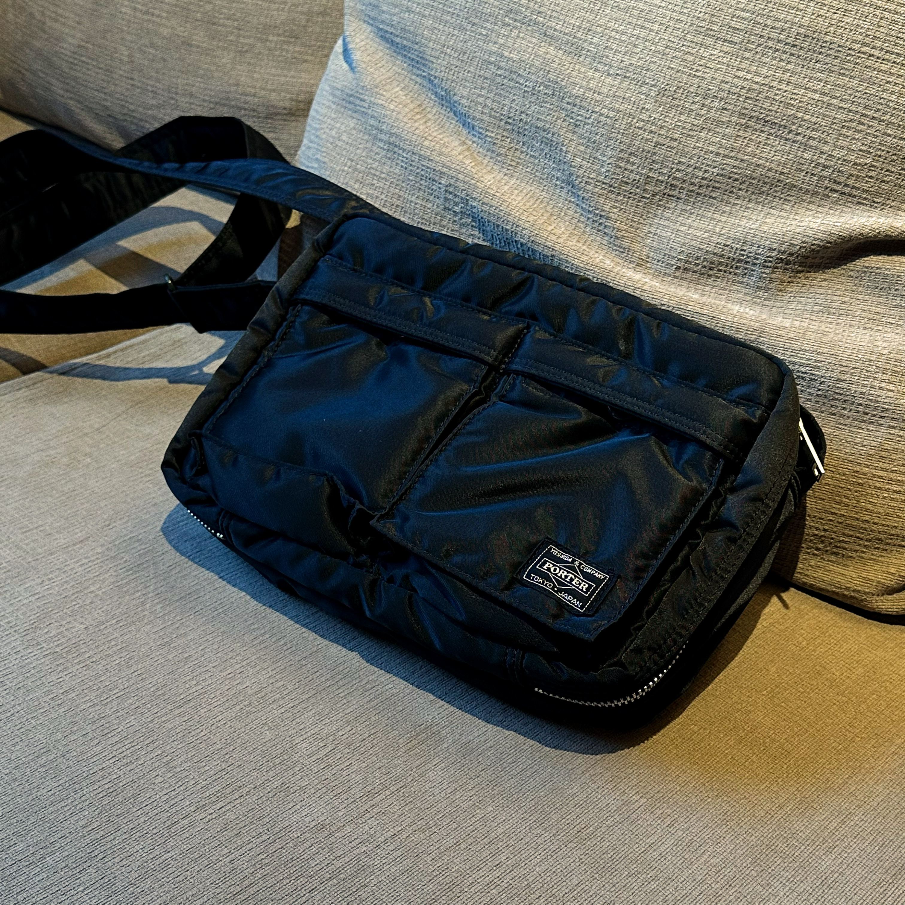 Porter Tanker Shoulder Bag S Black 착용 스타일