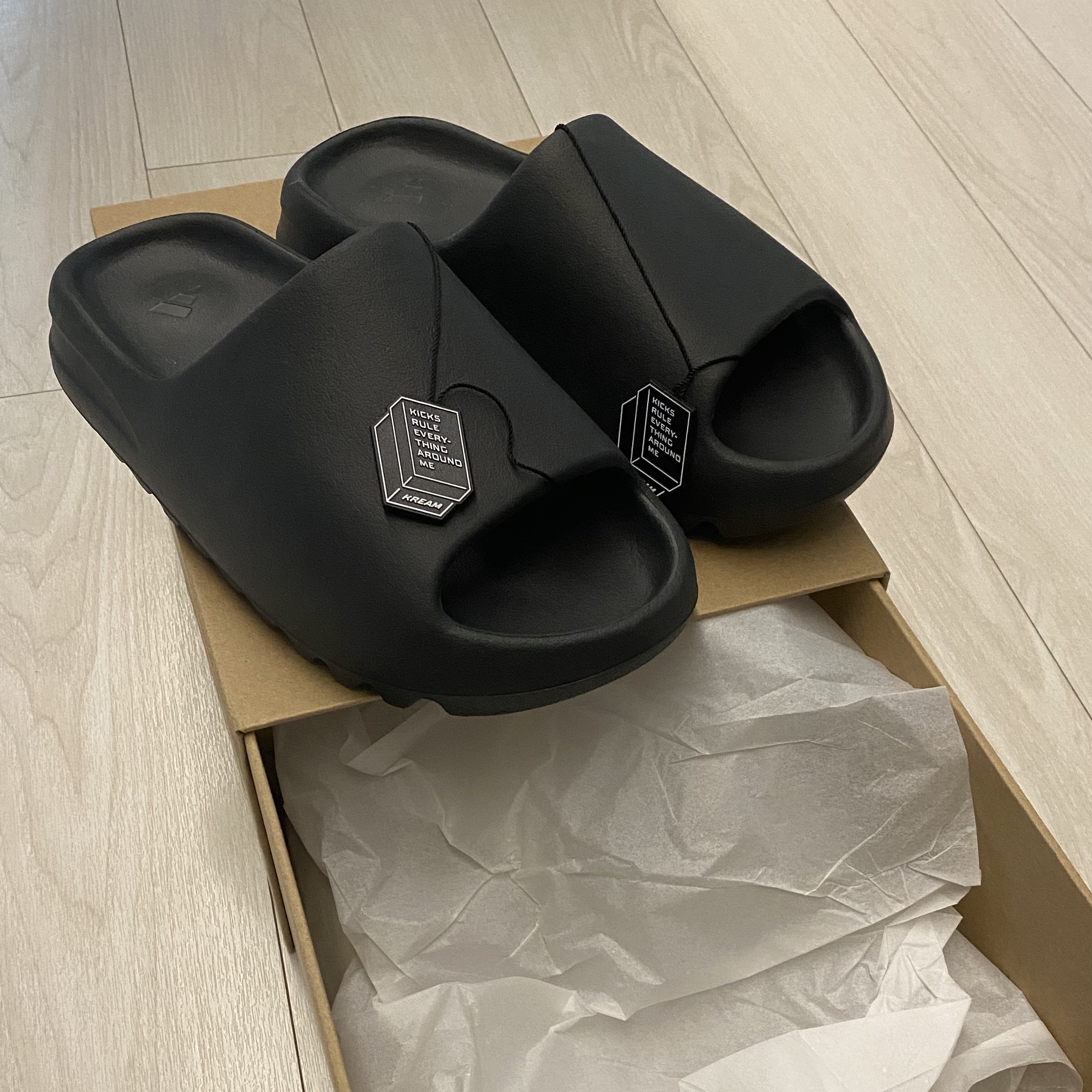 Adidas Yeezy Slide Onyx 착용 스타일 - 1