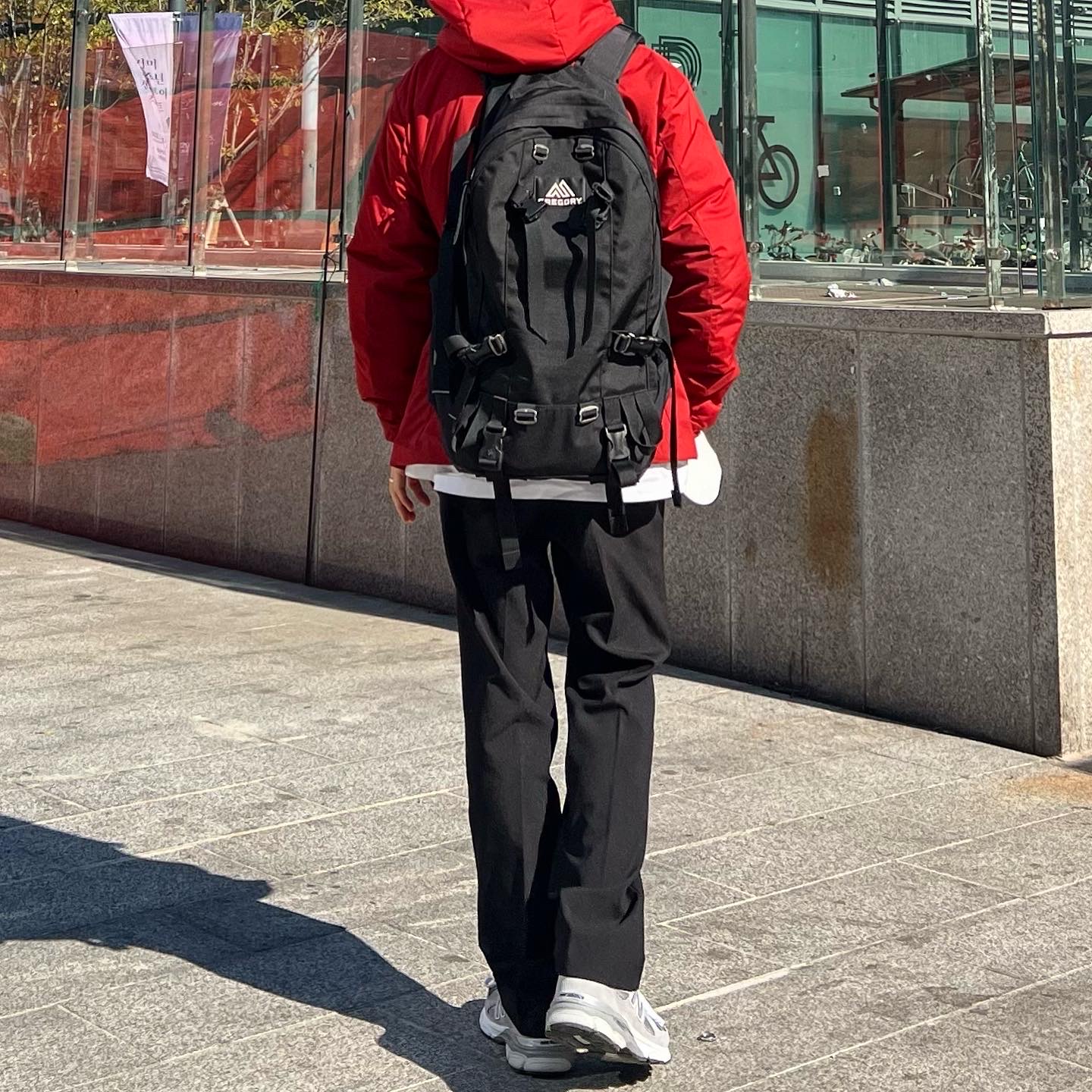 Arc'teryx Atom AR Hoody Black, Asics x JJJJound Gel-Kayano 14 Silver White 착용 스타일 - 4