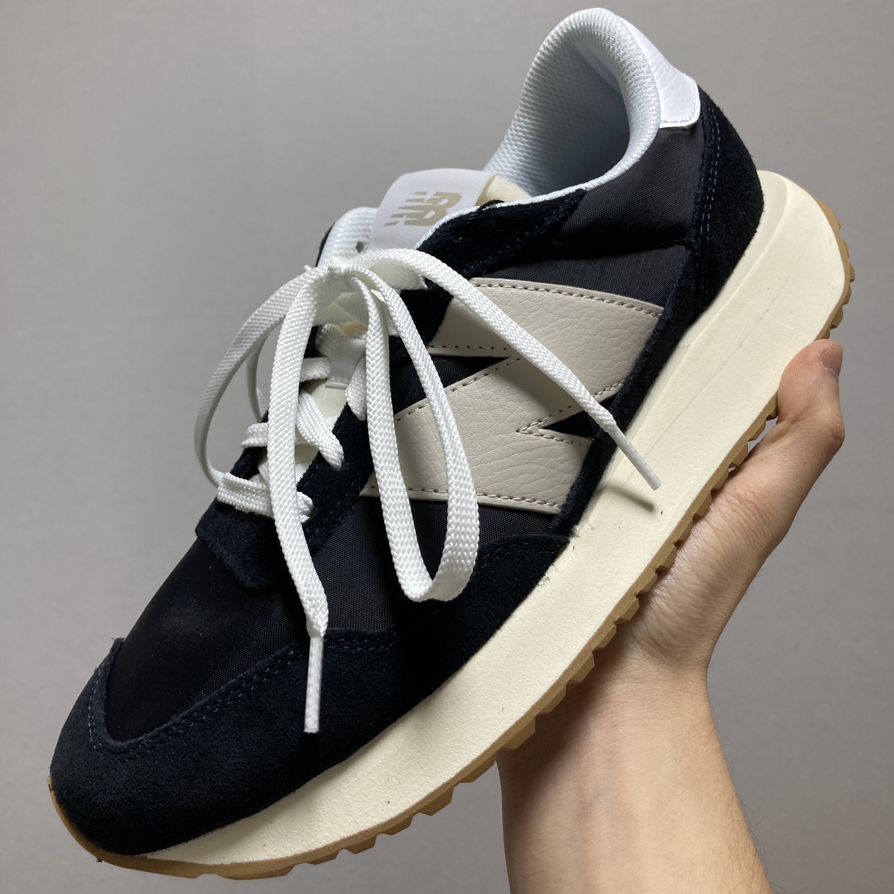 New Balance 237 Black Ivory 착용 스타일