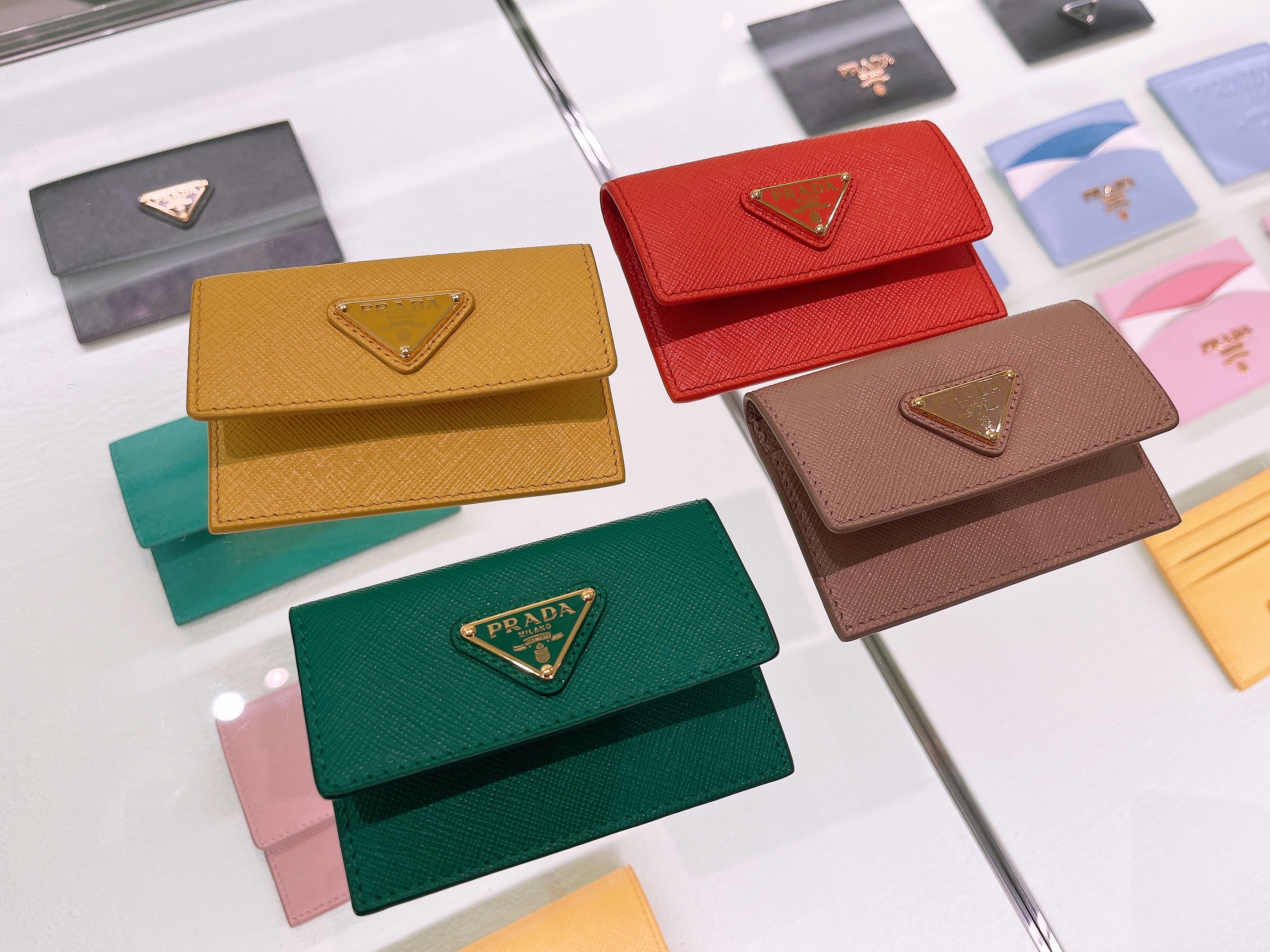 Prada Saffiano Leather Card Holder Black, Balenciaga Cash Mini Wallet Black 착용 스타일 - 2