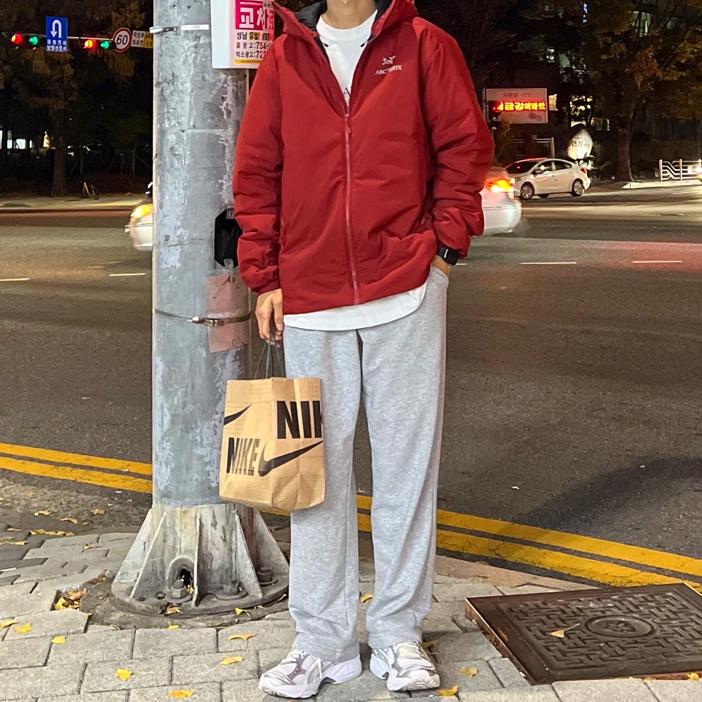 Arc'teryx Atom AR Hoody Black, Asics x JJJJound Gel-Kayano 14 Silver White 착용 스타일 - 2