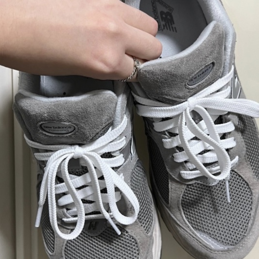 New Balance 2002R Grey 착용 스타일