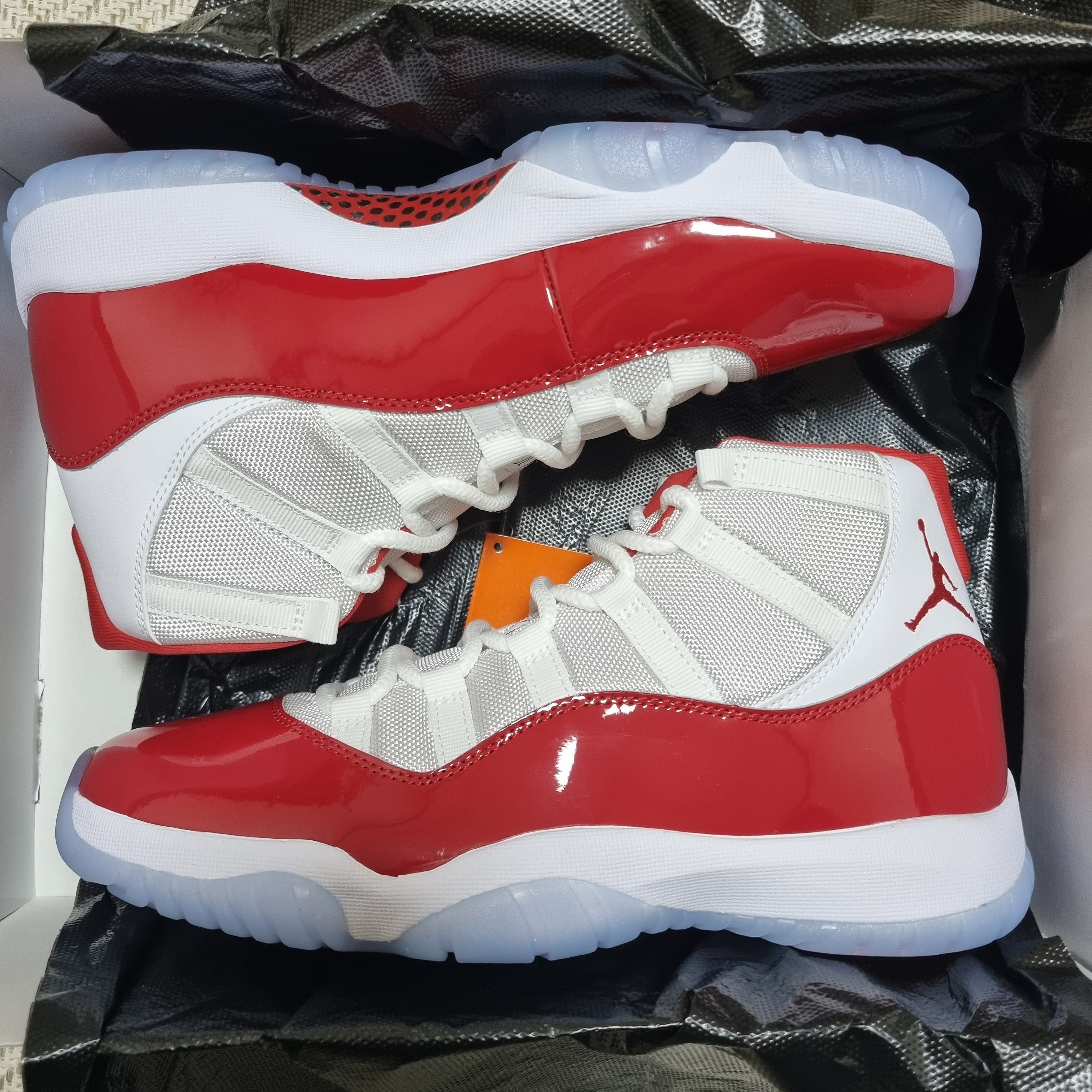 Jordan 11 Retro Varsity Red 착용 스타일 - 5
