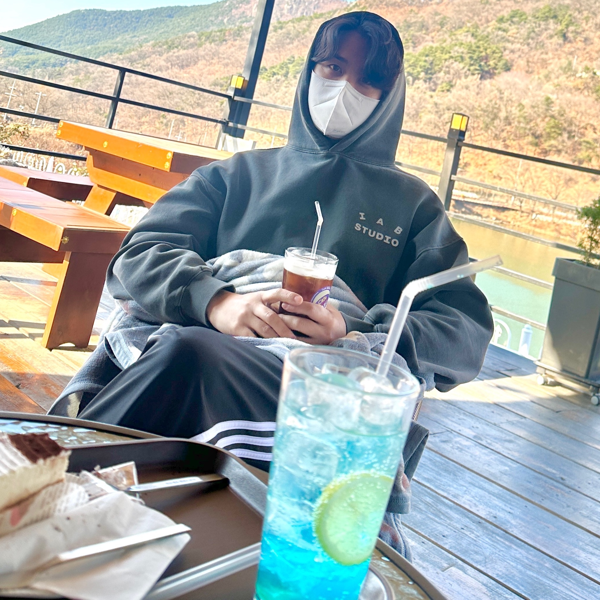 IAB Studio Pigment Hoodie & Sack Black 착용 스타일 - 1