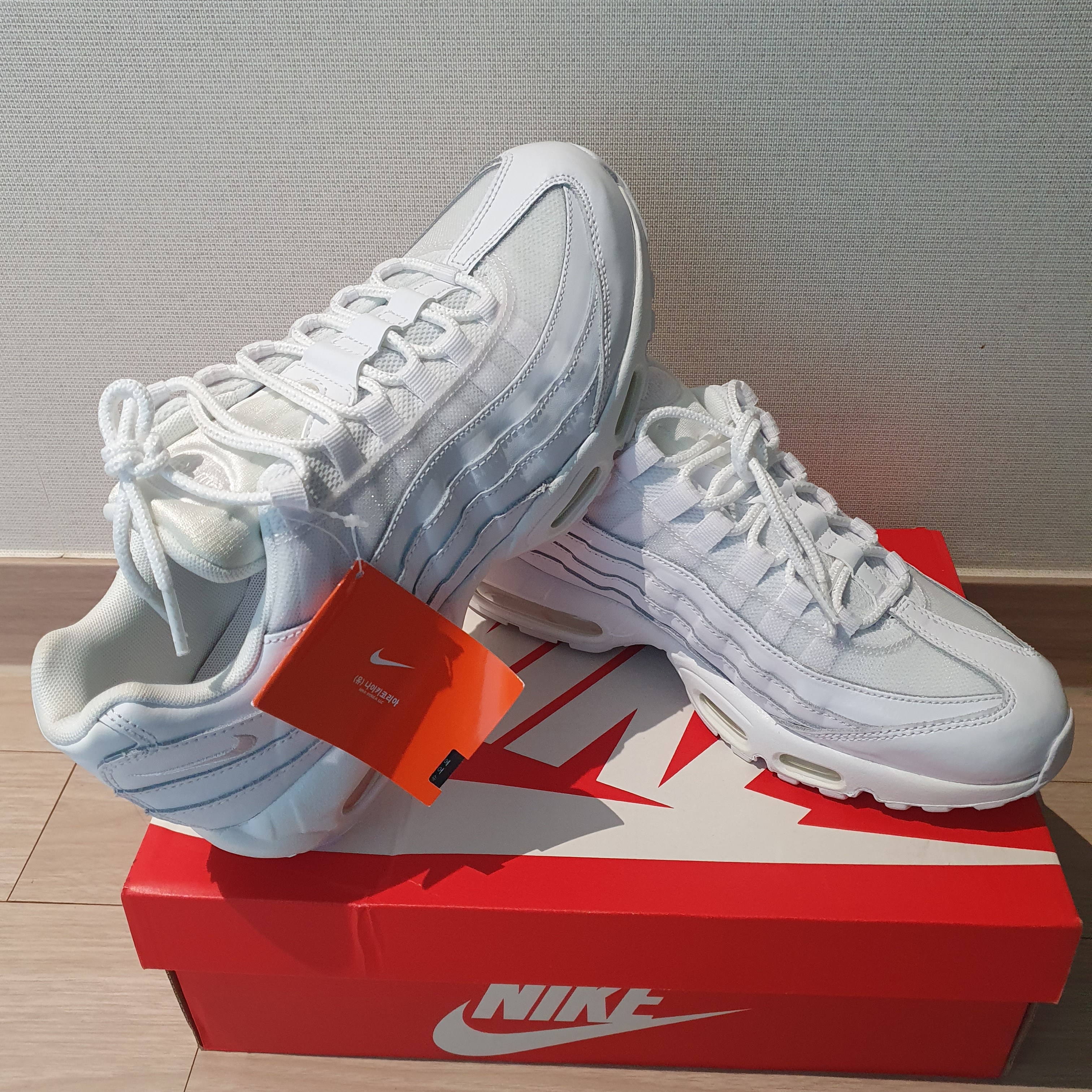 (W) Nike Air Max 95 Triple White 착용 스타일 - 1