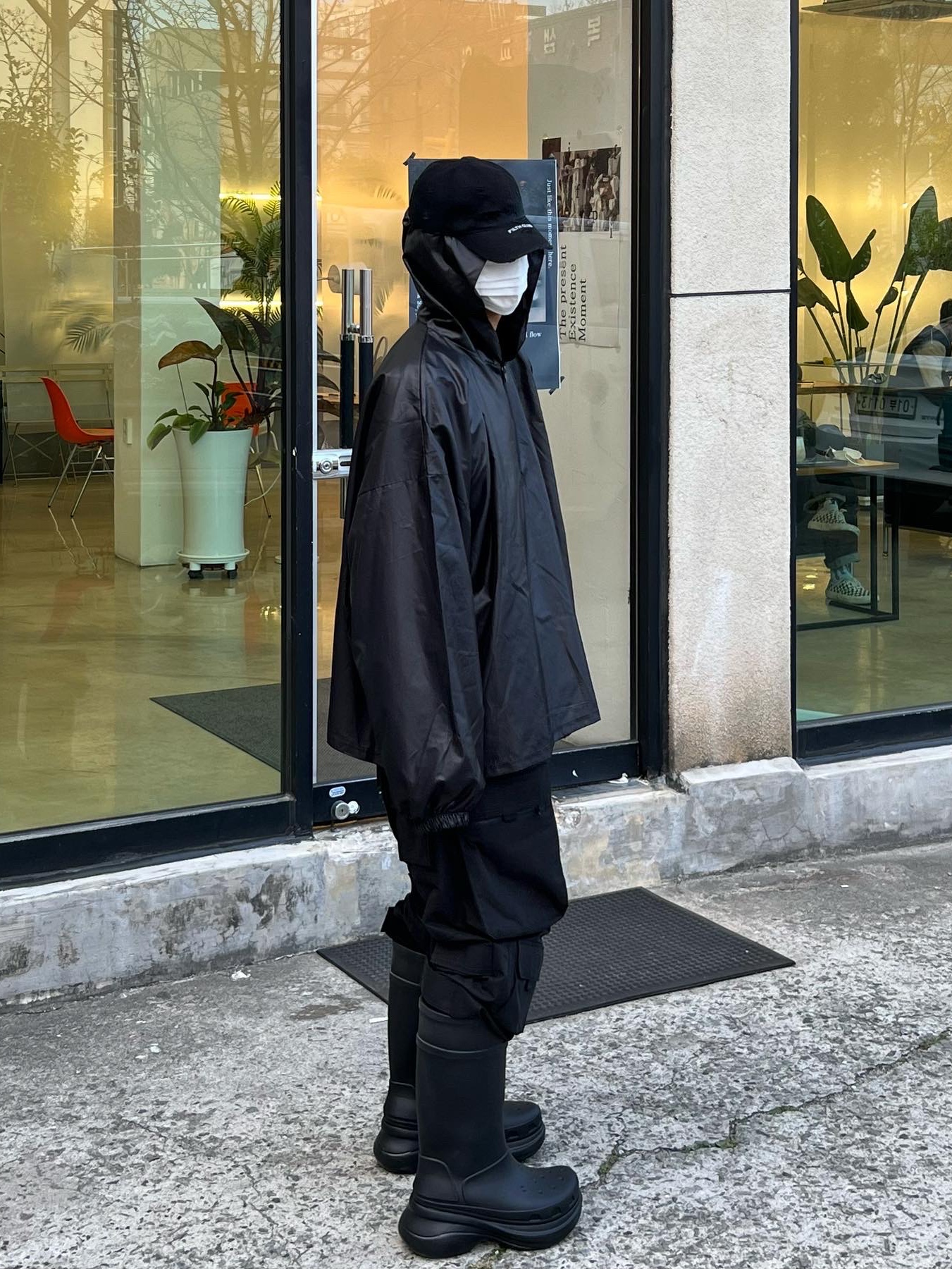 Balenciaga x Crocs Rubber Boot Black 착용 스타일 - 2
