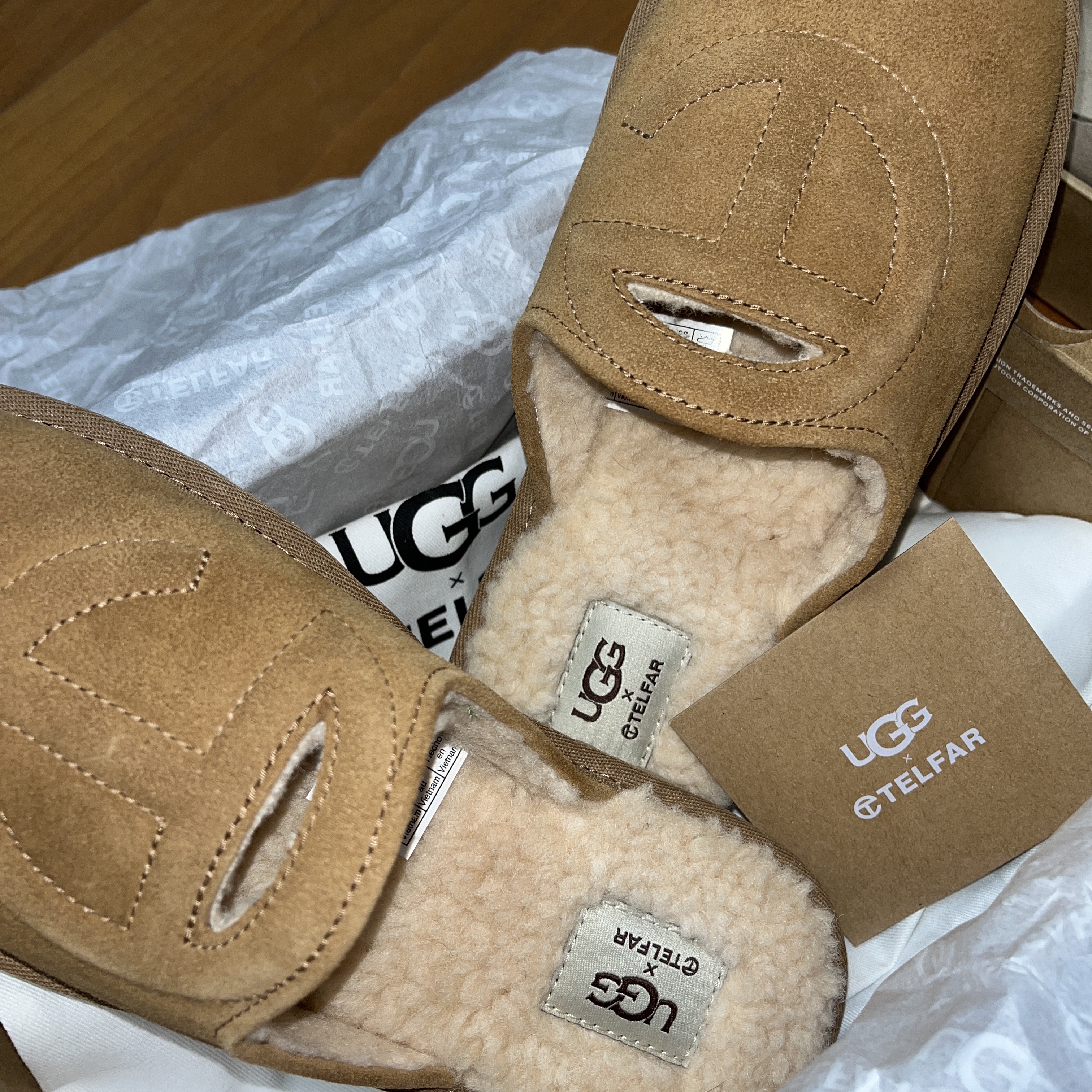 UGG x Telfar Slip On Chestnut 착용 스타일 - 1