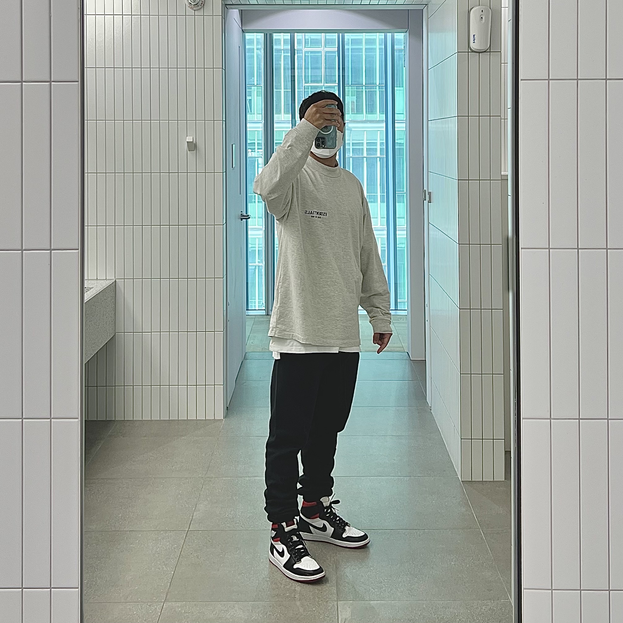 Essentials Sweatpants Black - 21SS, Essentials The Core Collection Long Sleeve T-Shirt Light Oatmeal 착용 스타일