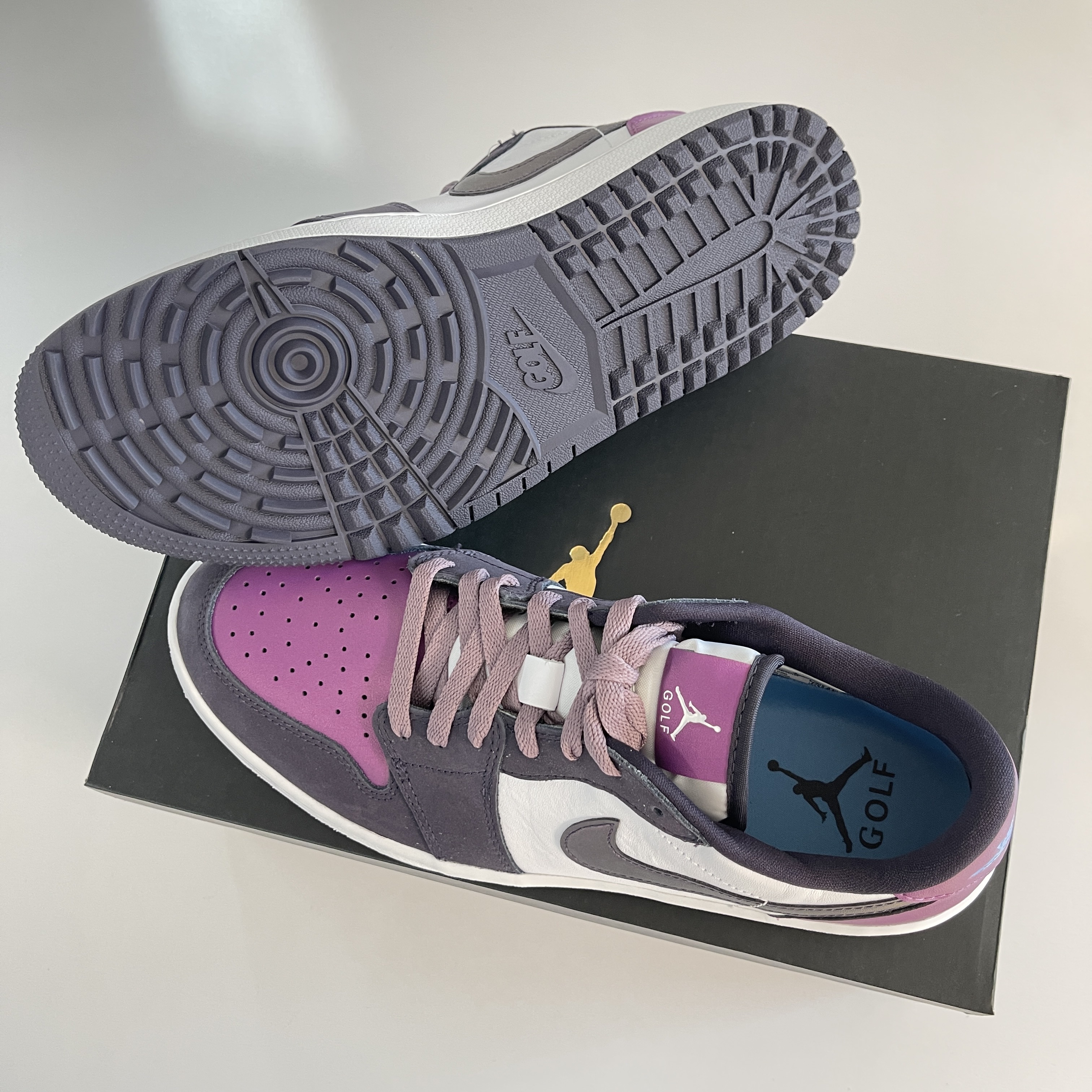 Jordan 1 Low Golf Cave Purple and Viotech 착용 스타일 - 2