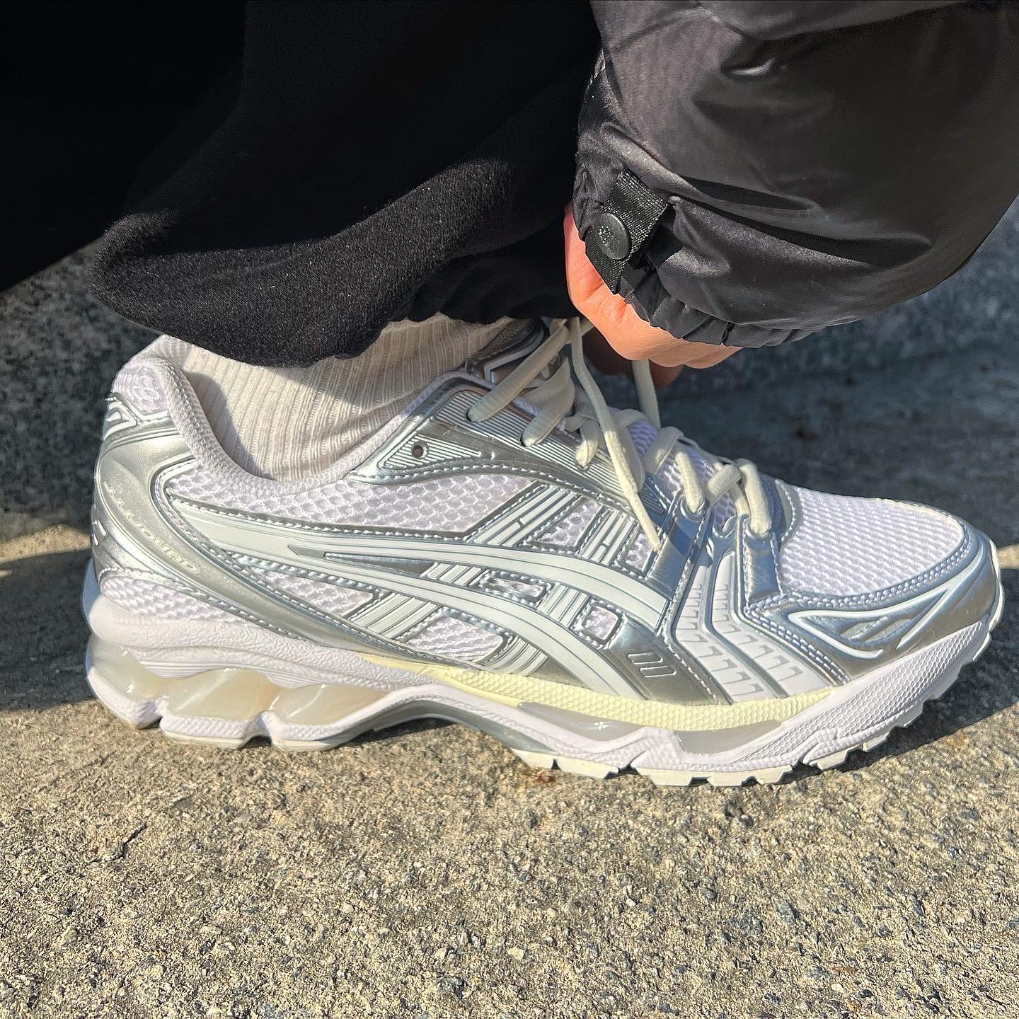 Asics x JJJJound Gel-Kayano 14 Silver White, The North Face 1996 Eco Nuptse Jacket Black 착용 스타일 - 3