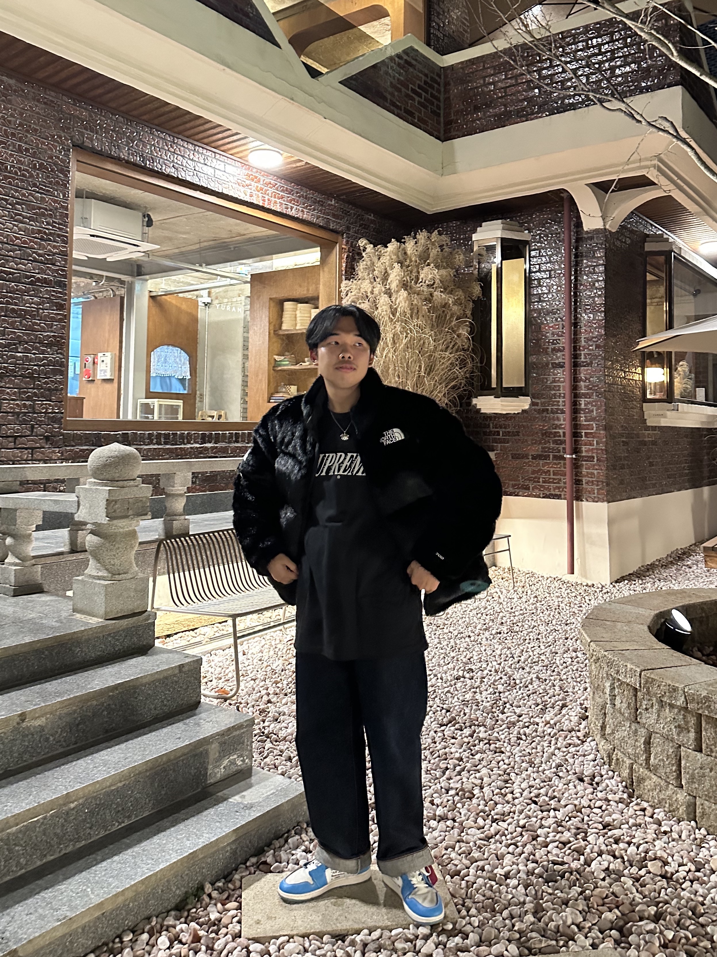 Jordan 1 x Off-White Retro High University Blue, Supreme Slap Shot T-Shirt Black - 22FW 착용 스타일