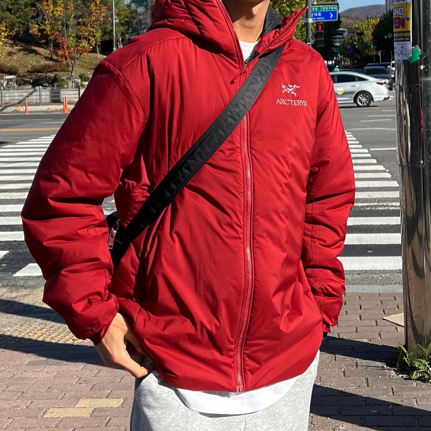 Arc'teryx Atom AR Hoody Black, Asics x JJJJound Gel-Kayano 14 Silver White 착용 스타일 - 3