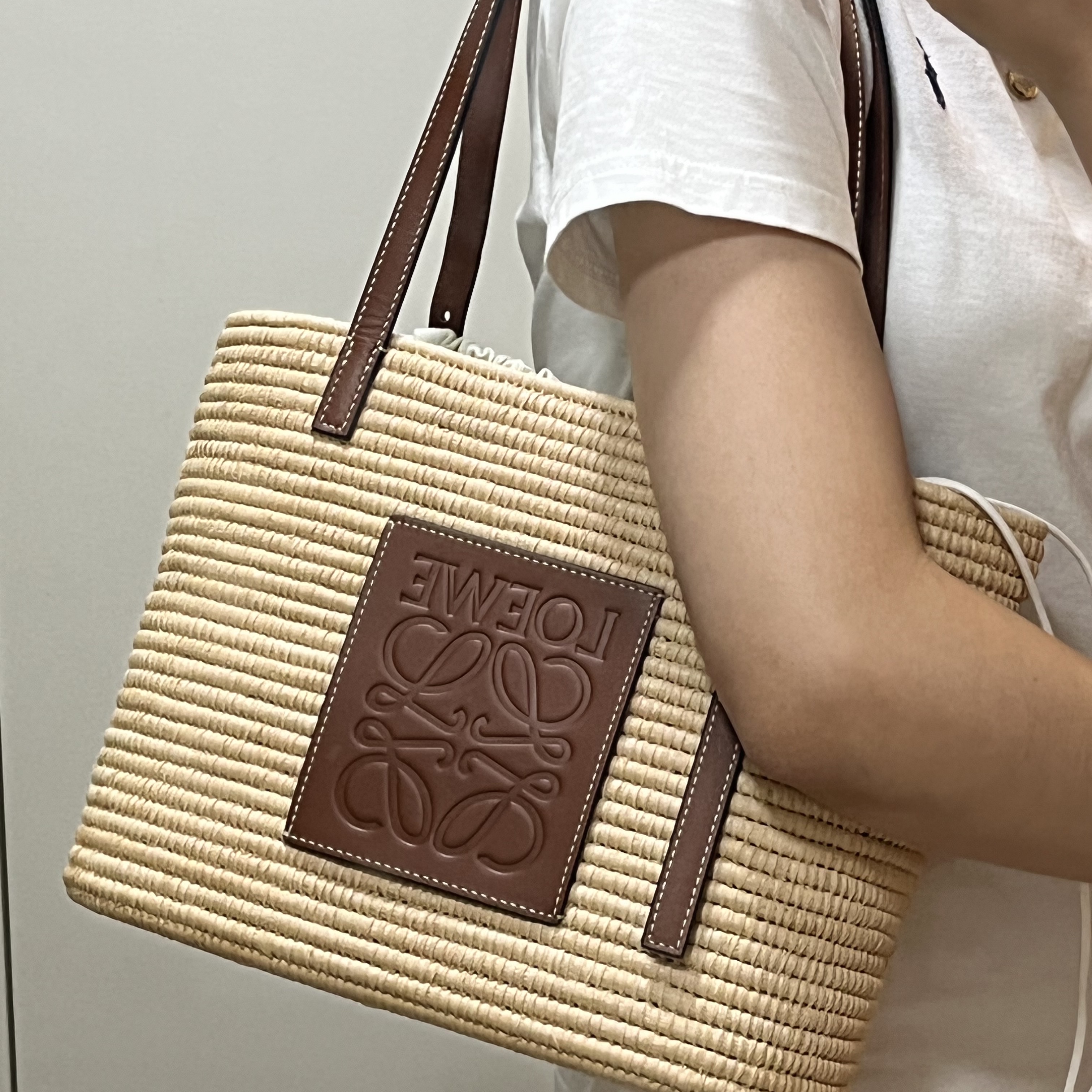 Loewe Small Square Basket Bag in Raffia and Calfskin Natural Pecan, Burberry Classic Check Cashmere Muffler Archive Beige 착용 스타일 - 3