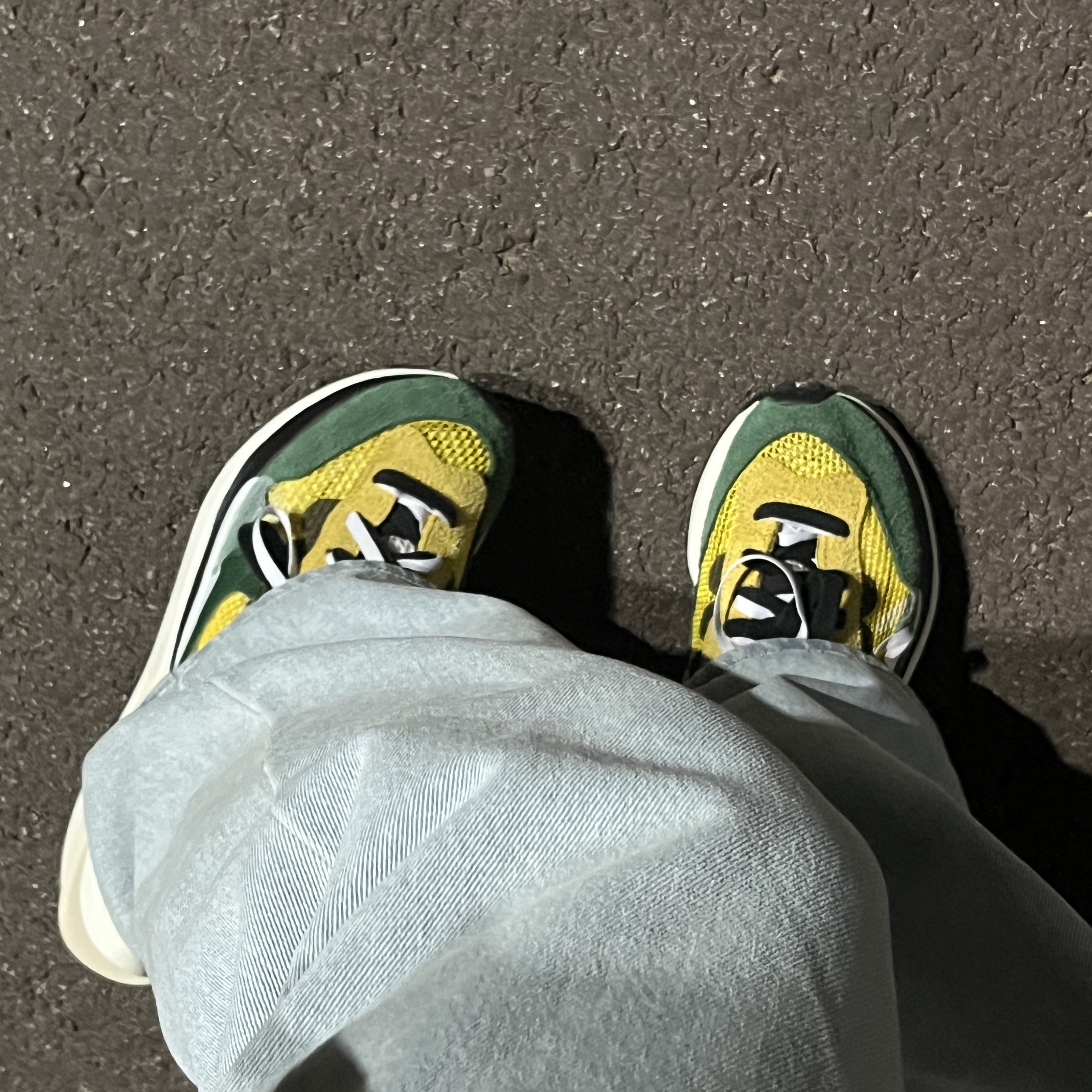 Nike x Sacai VaporWaffle Tour Yellow & Gorge Green Sail 착용 스타일