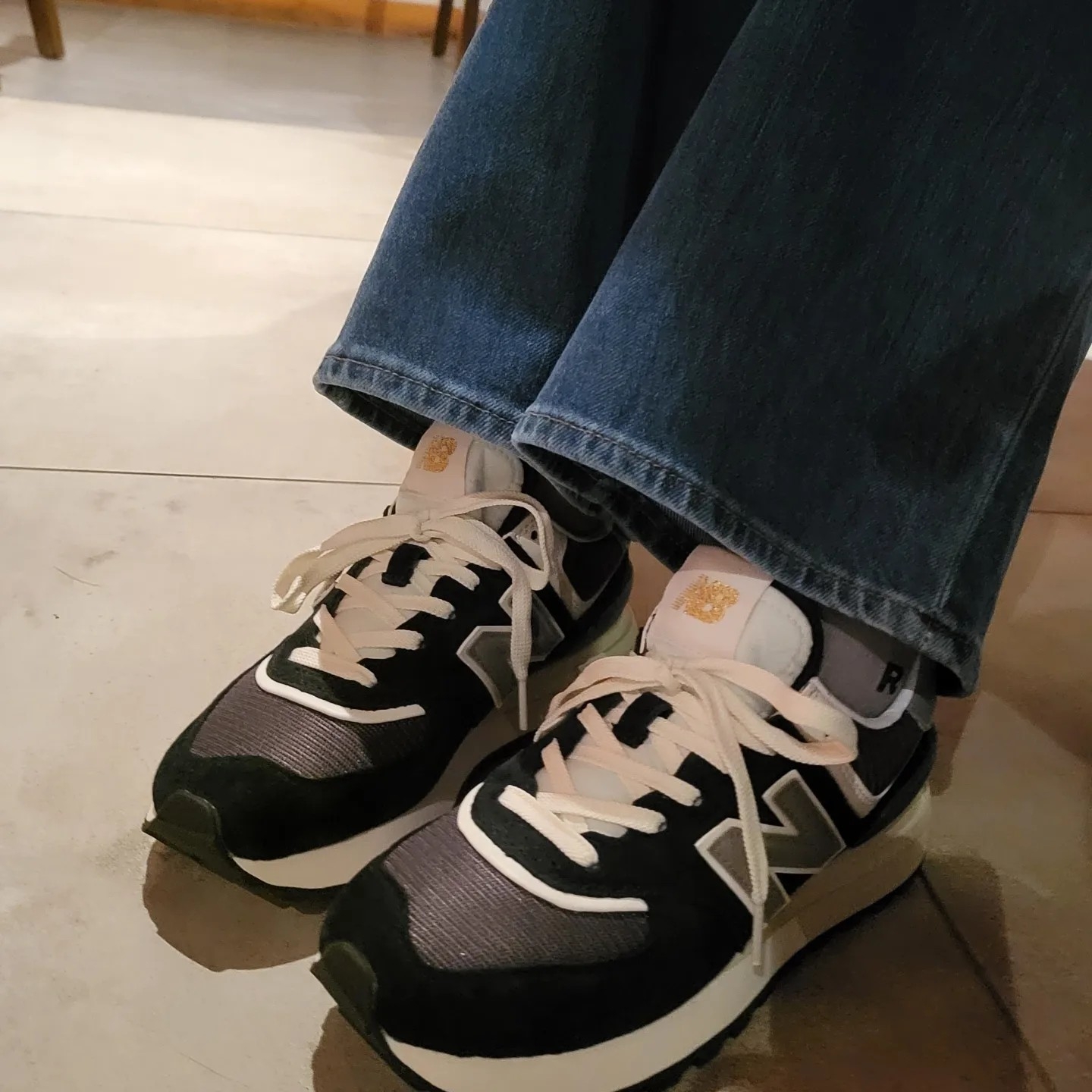 New Balance 574 Legacy Black 착용 스타일 - 1